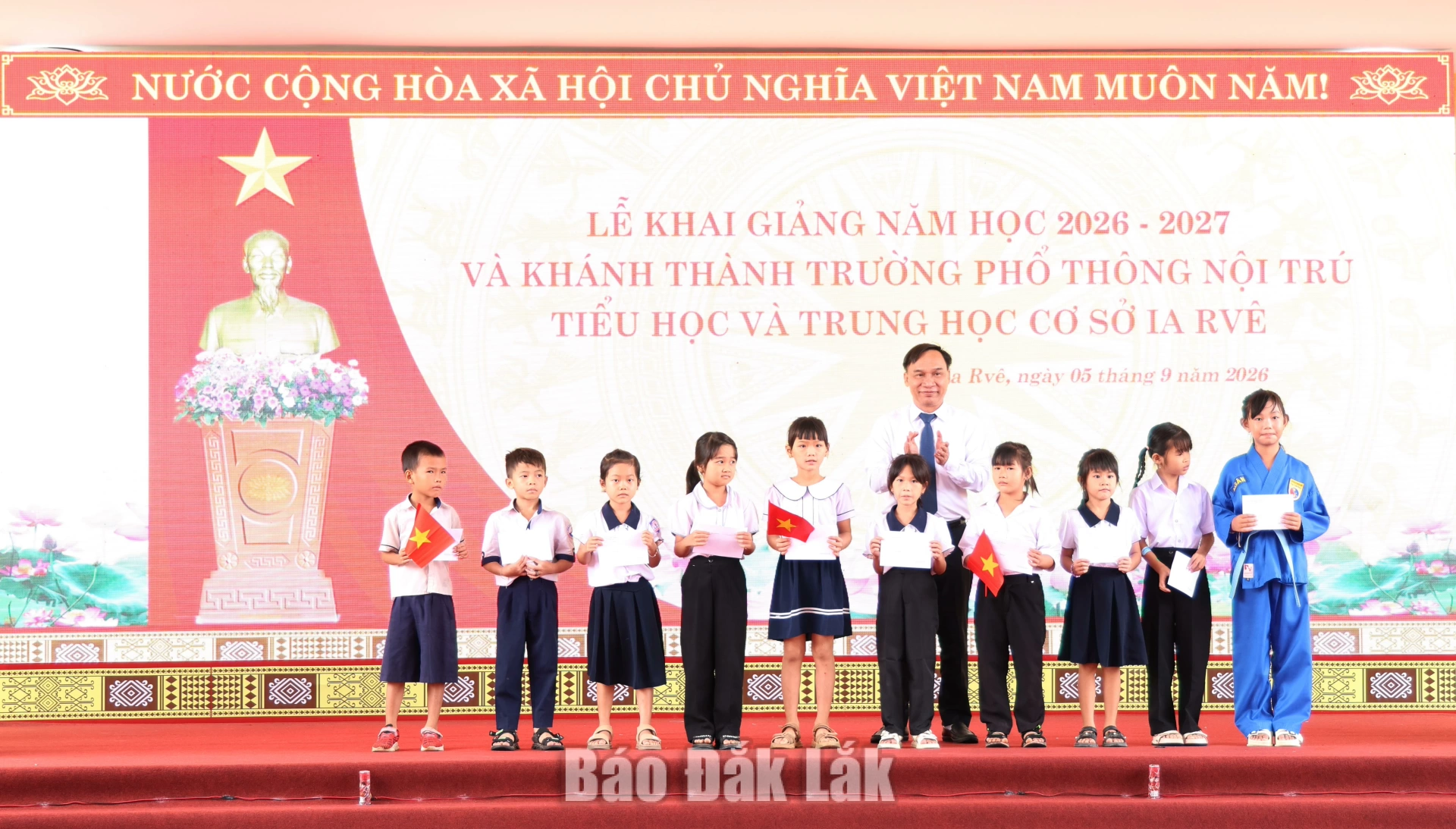 Niềm vui ngày khai giảng của thầy trò vùng biên Ia Rvê 7 Các em học sinh Trường Phổ thông nội trú liên cấp tiểu học và THCS xã Ia Rvê được nhận học bổng của Ban Nội chính Tỉnh ủy.