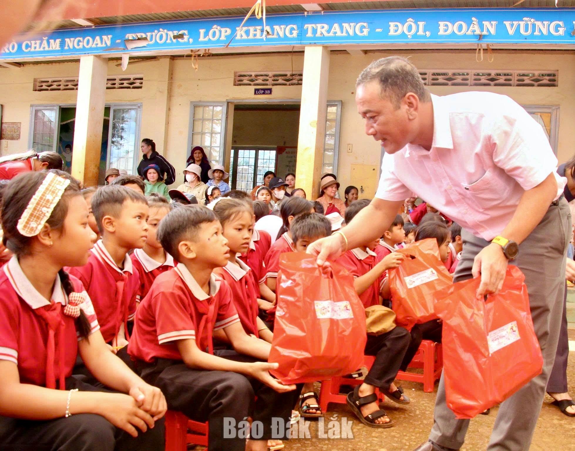 Phó Bí thư Tỉnh ủy, Chủ tịch Ủy ban MTTQ Việt Nam tỉnh Y Giang Gry Niê Knơng tặng quà học sinh