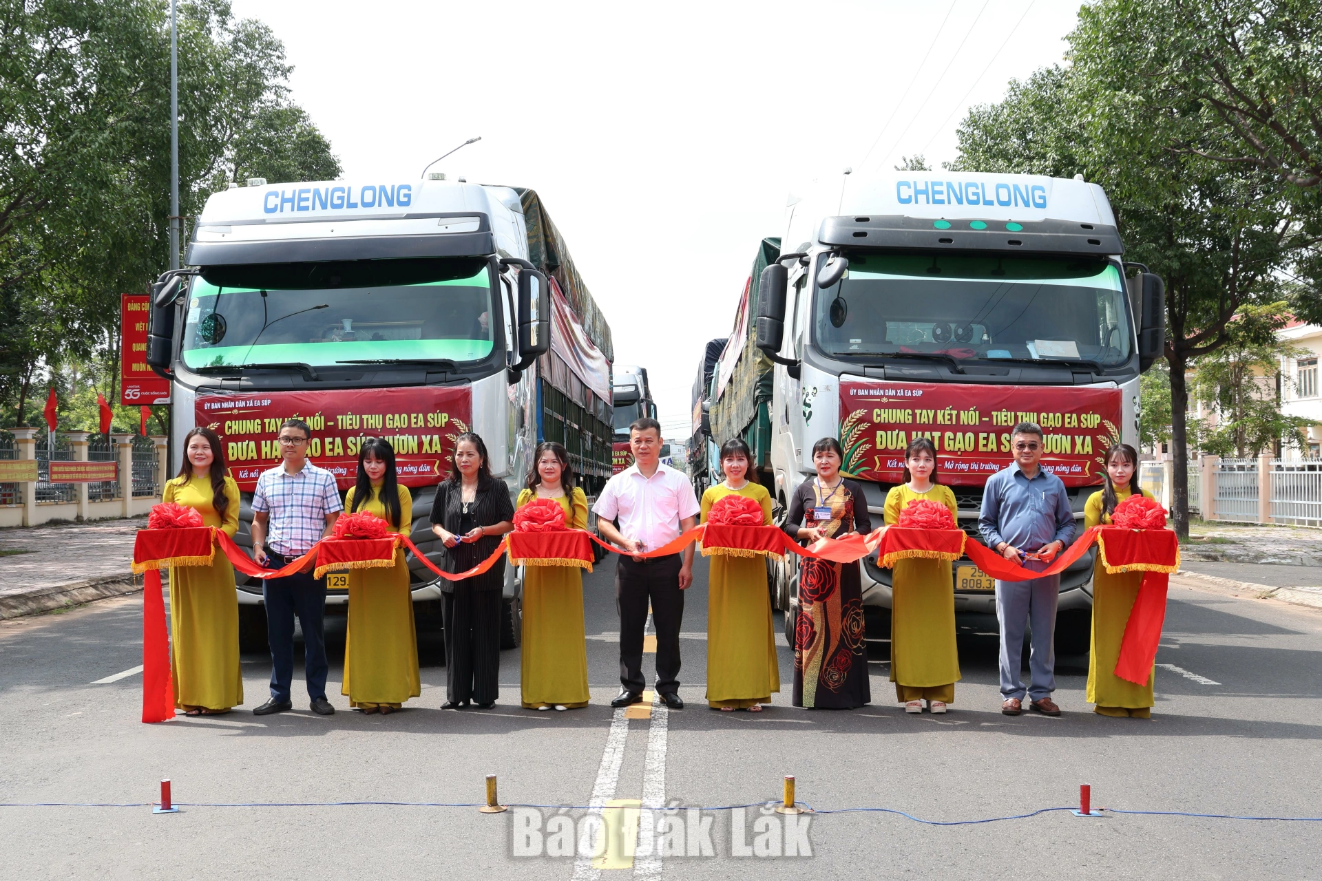 Xã Ea Súp: Giao dịch thành công 850 tấn gạo đặc sản sau phiên livestream 2 Các đại biểu làm nghi thức bàn giao sản phẩm gạo cho doanh nghiêp.