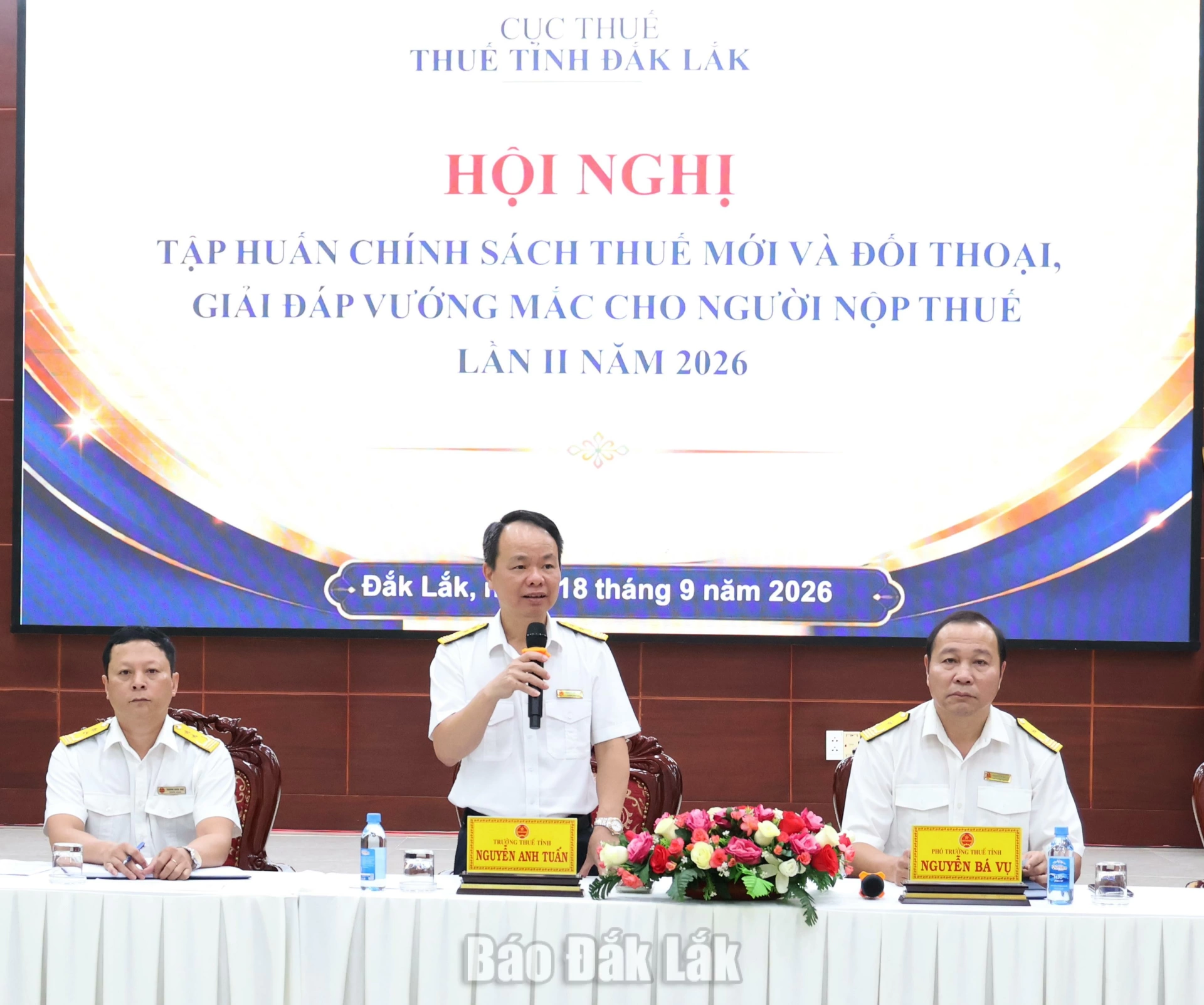Tháo gỡ vướng mắc về chính sách thuế 2 Trưởng Thuế tỉnh Đắk Lắk Nguyễn Anh Tuấn ghi nhận những phản ánh của doanh nghiệp, người nộp thuế.