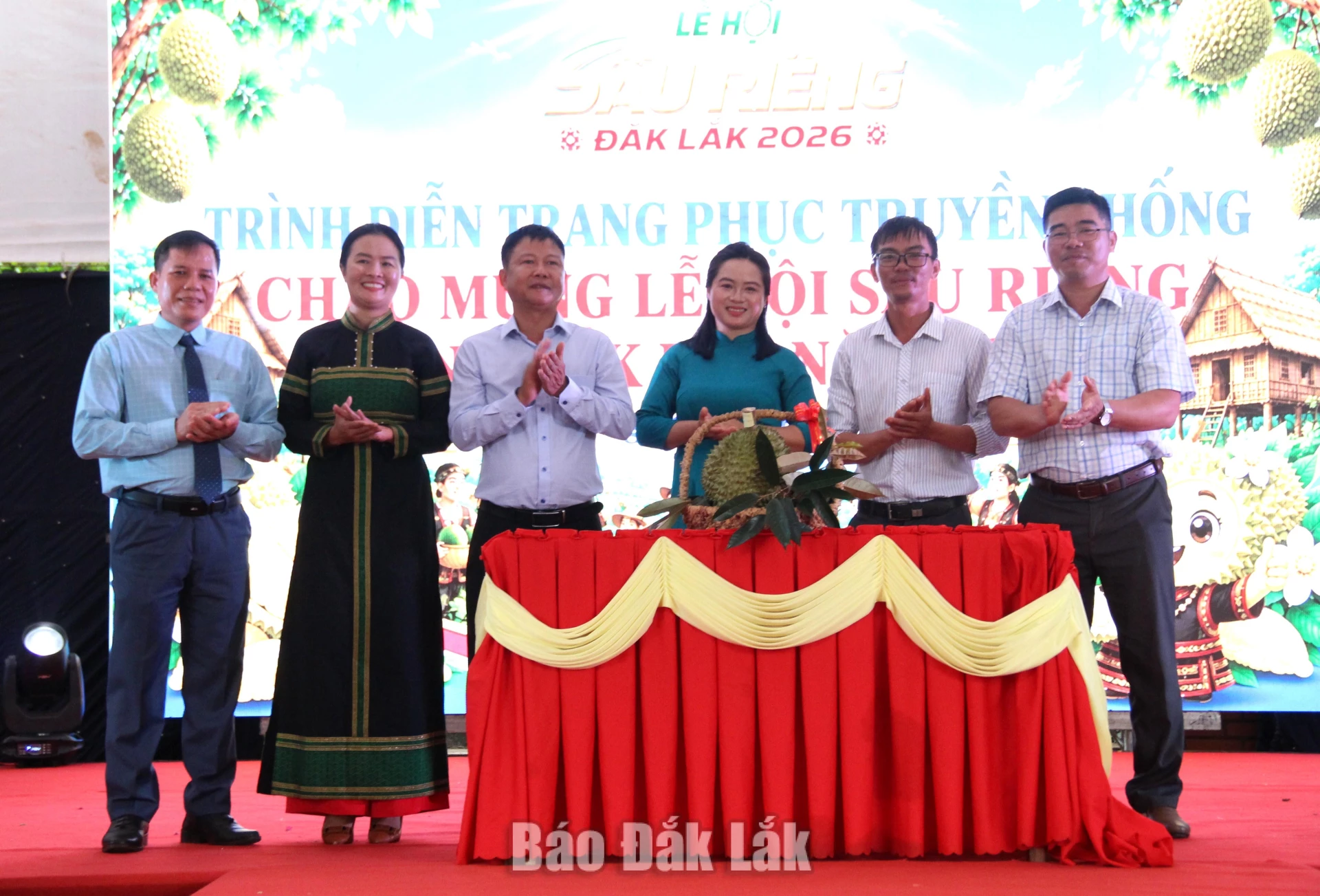 Xã Cư M’gar: Khơi thông nguồn lực, tạo đà tăng trưởng kinh tế bền vững 3 Lãnh đạo xã Cư Mgar cùng đại diện các đơn vị, doanh nghiệp tham gia hoạt động hưởng ứng Lễ hội Sầu riêng Đắk Lắk năm 2026.