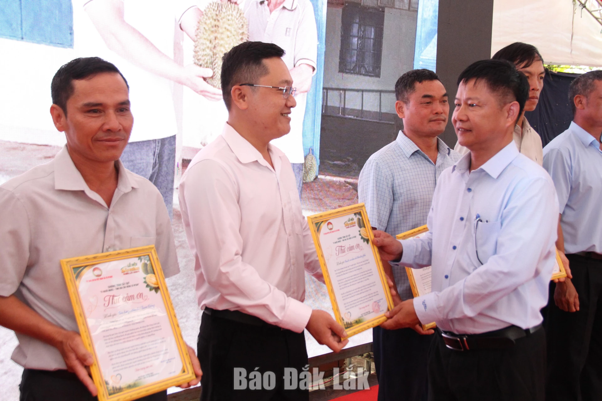 Xã Cư M’gar: Khơi thông nguồn lực, tạo đà tăng trưởng kinh tế bền vững 2 Lãnh đạo xã Cư Mgar tri ân các doanh nghiệp đã đóng góp cho công tác xã hội của xã.