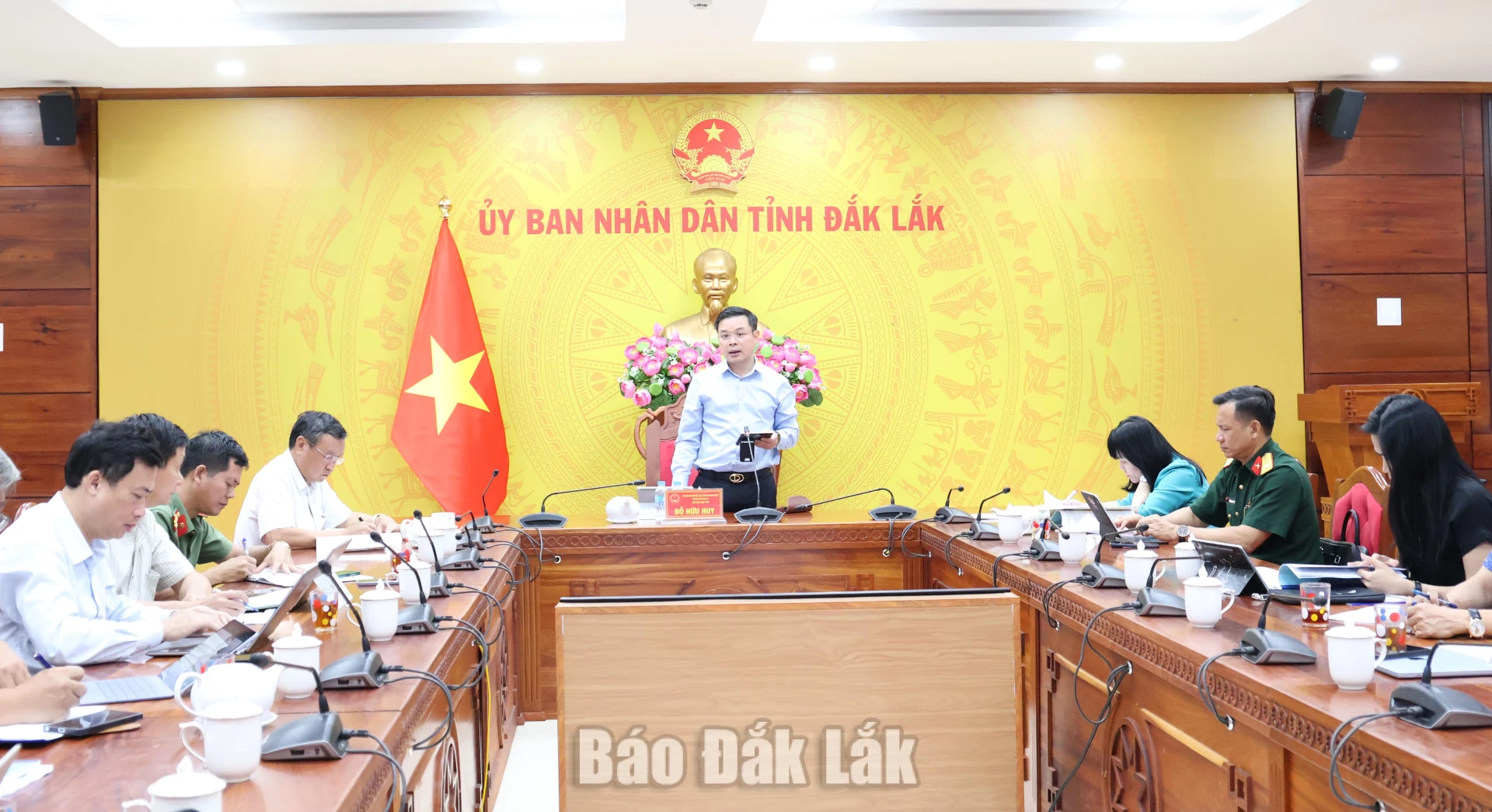 Phải định vị Đắk Lắk trên bản đồ du lịch trong nước và quốc tế 1 Lãnh đạo tỉnh Đắk Lắk và các đại biểu dự họp.