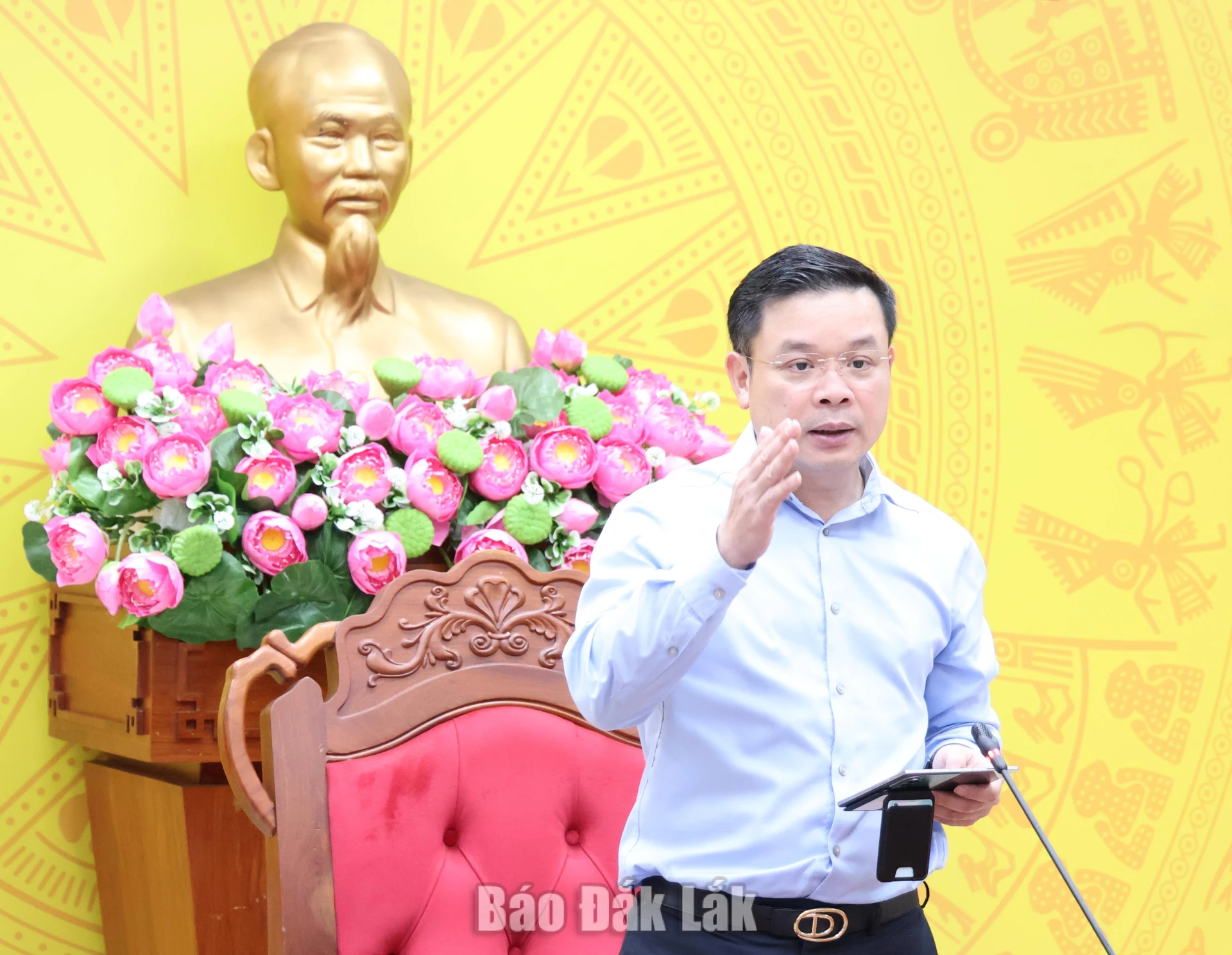 Phải định vị Đắk Lắk trên bản đồ du lịch trong nước và quốc tế 4 Ủy viên dự khuyết Trung ương Đảng, Phó Bí thư Tỉnh ủy, Chủ tịch UBND tỉnh Đắk Lắk Đỗ Hữu Huy kết luận cuộc họp.