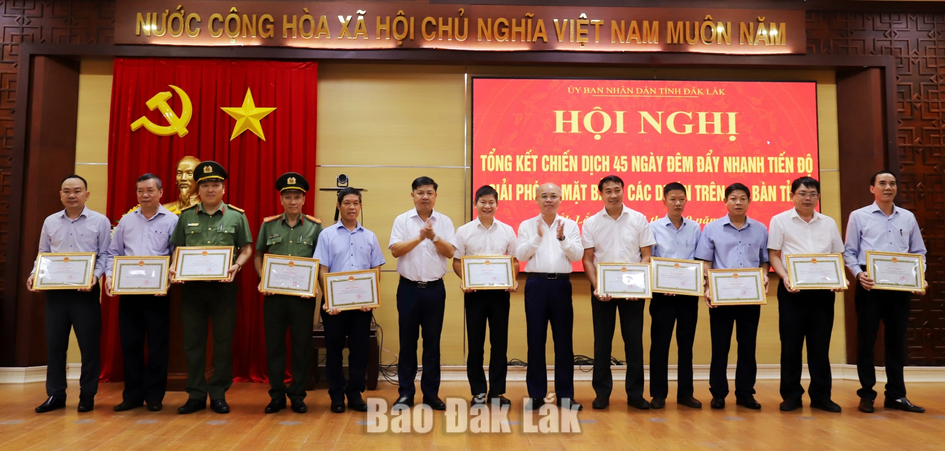 Bí thư Tỉnh ủy Lương Nguyễn Minh Triết, Phó Chủ tịch UBND tỉnh Trương Công Thái trao bằng khen của Chủ tịch UBND tỉnh cho 22 tập thể và 26 cá nhân, đã có thành tích xuất sắc trong triển khai, thực hiện “Chiến dịch 45 ngày đêm đẩy nhanh tiến độ giải phóng mặt bằng các dự án trên địa bàn tỉnh”