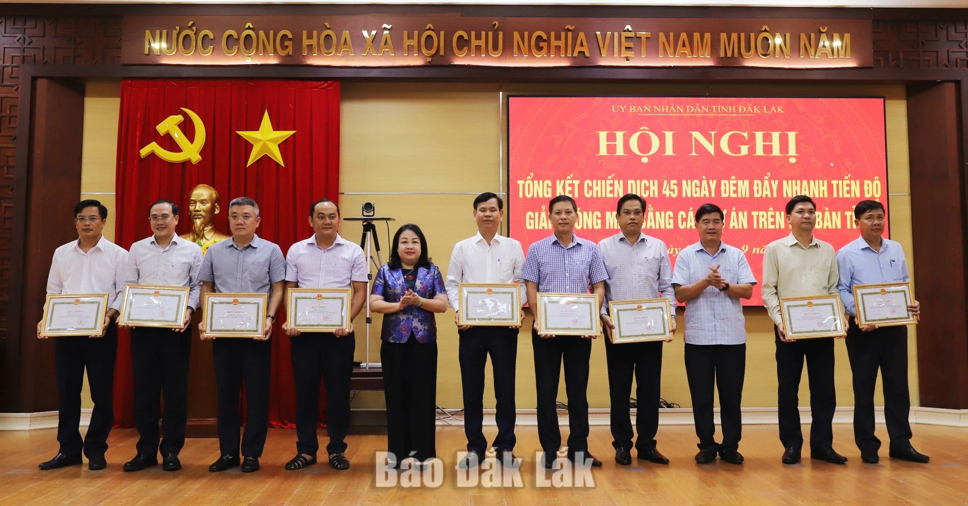 Phó Bí thư Thường trực Tỉnh ủy Cao Thị Hòa An, Phó Chủ tịch UBND tỉnh Nguyễn Thiên Văn trao 
