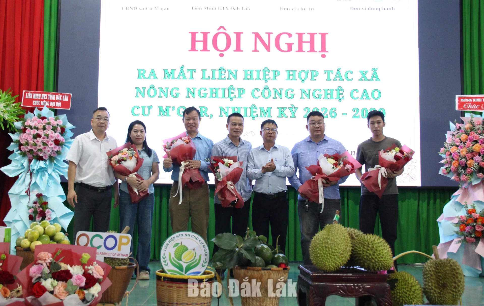 Xã Cư M’gar: Khơi thông nguồn lực, tạo đà tăng trưởng kinh tế bền vững 1 Lãnh đạo xã Cư Mgar tặng hoa chúc mừng các doanh nghiệp trên địa bàn tại Lễ ra mắt Liên hiệp HTX Nông nghiệp Công nghệ cao Cư Mgar.