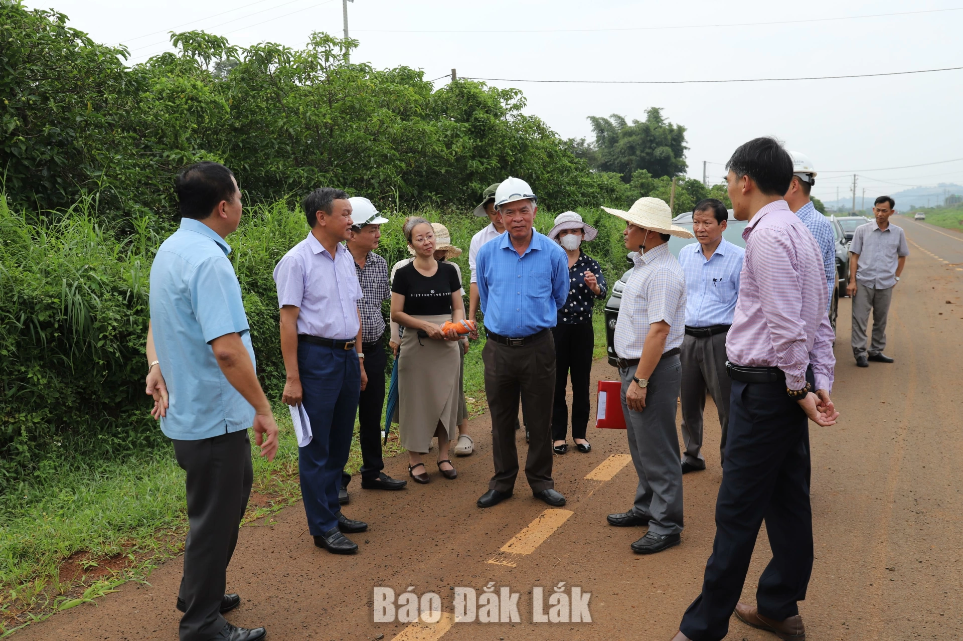 Đoàn công tác kiểm tra đất nằm ngoài CCN của dự án trồng dược liệu.