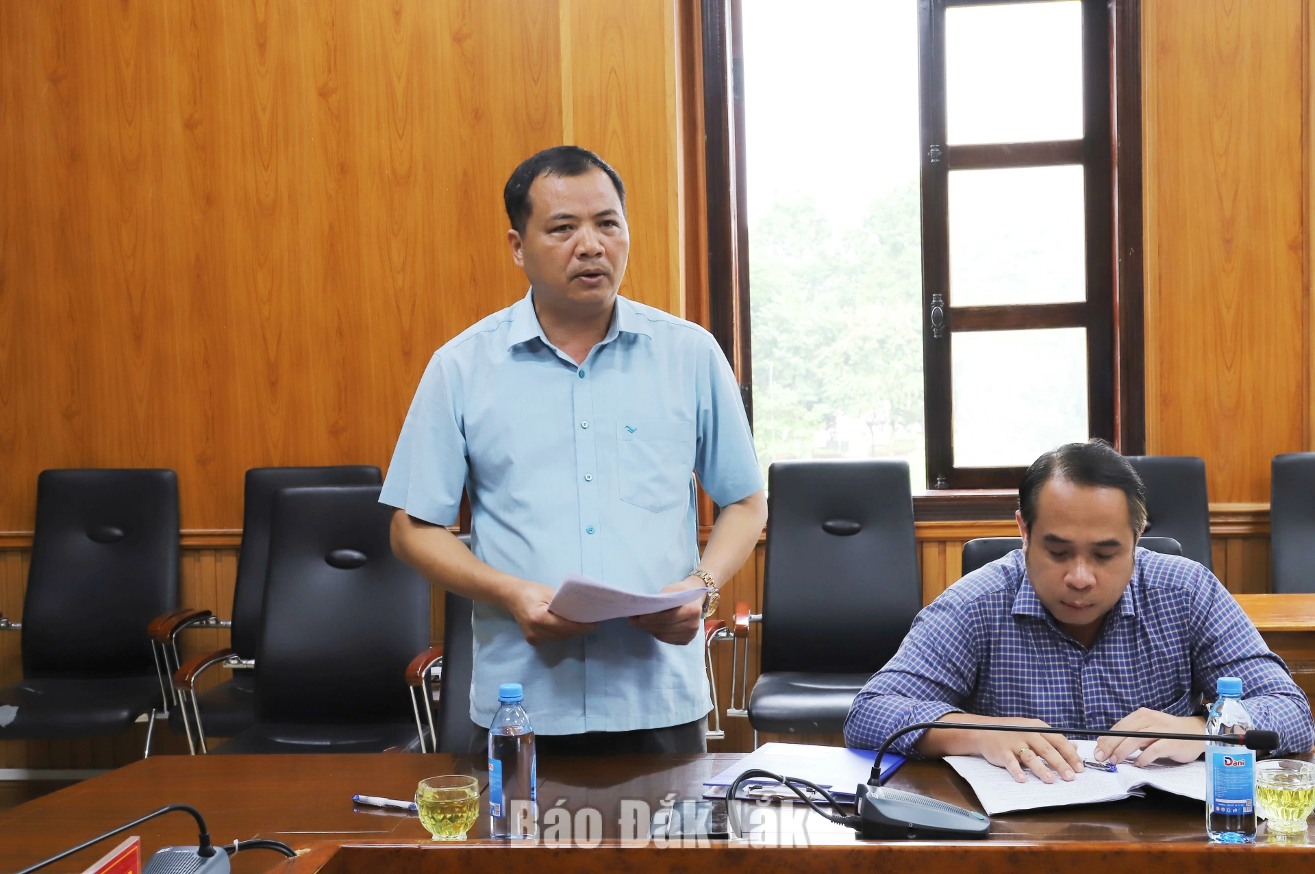 Bí thư Đảng ủy xã Dray Bhăng Nghiêm Văn Chuẩn báo cáo các khó khăn trong việc quản lý cụm công nghiệp.