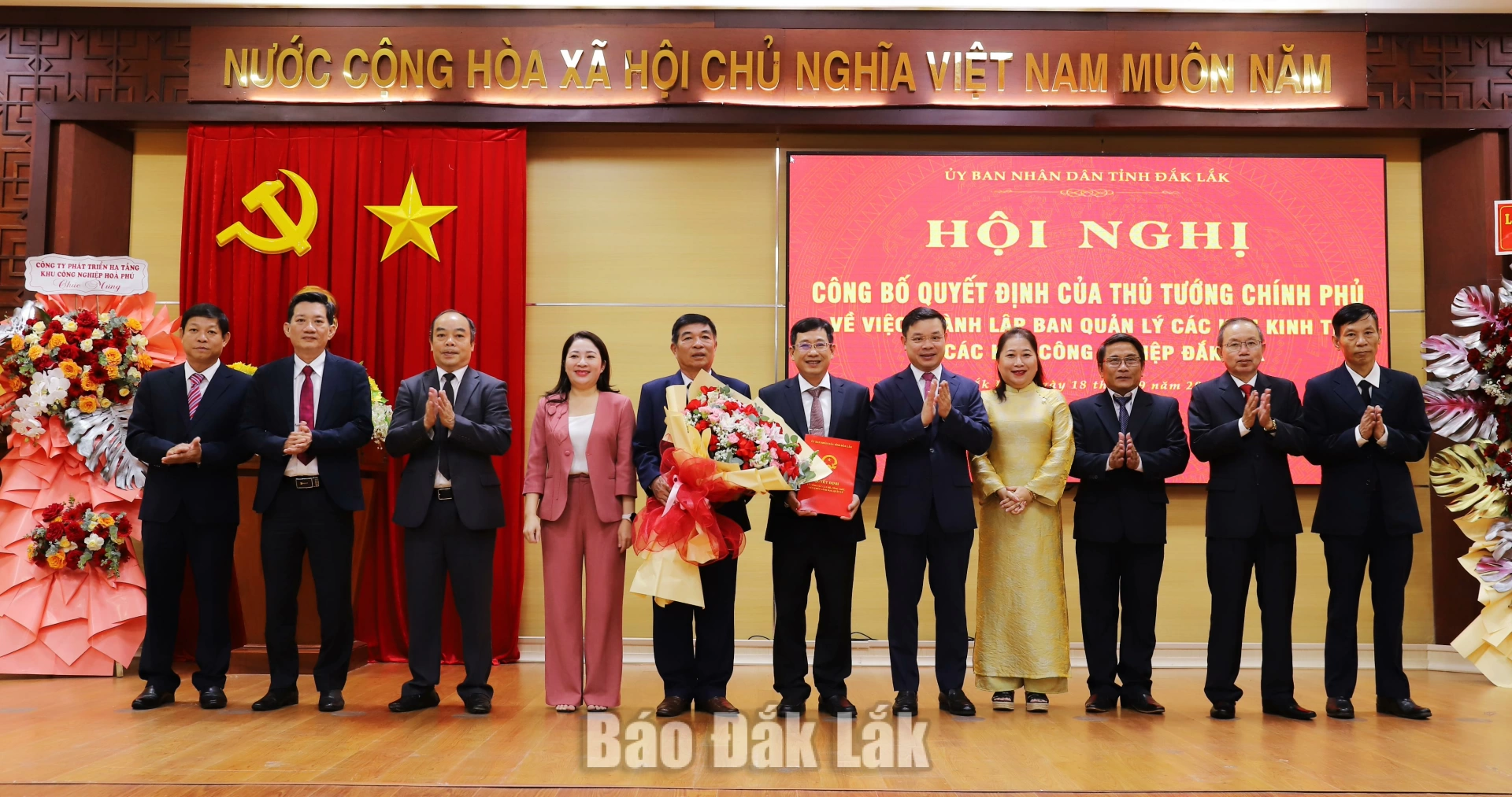 Công bố thành lập Ban Quản lý các khu kinh tế và khu công nghiệp Đắk Lắk 2 Chủ tịch UBND tỉnh Đỗ Hữu Huy trao quyết định