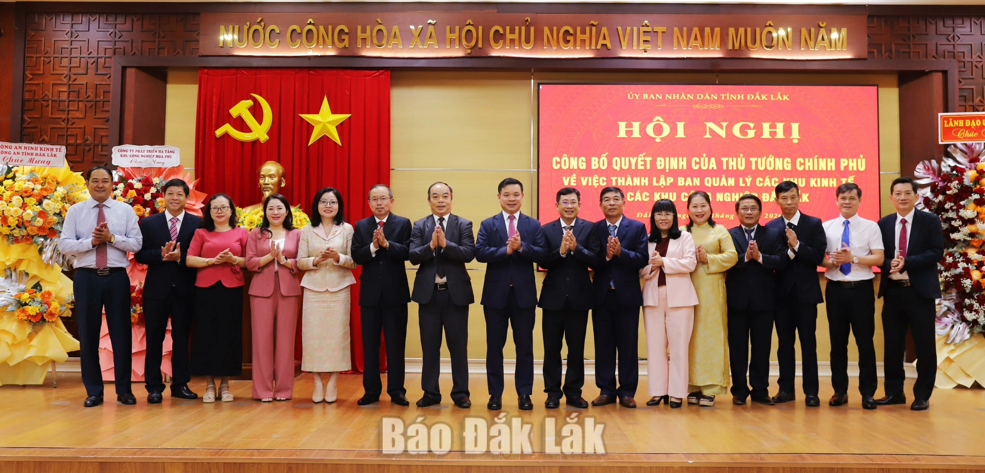 Công bố thành lập Ban Quản lý các khu kinh tế và khu công nghiệp Đắk Lắk 6 Lãnh đạo tỉnh chụp ảnh lưu niệm và chúc mừng tập thể Ban