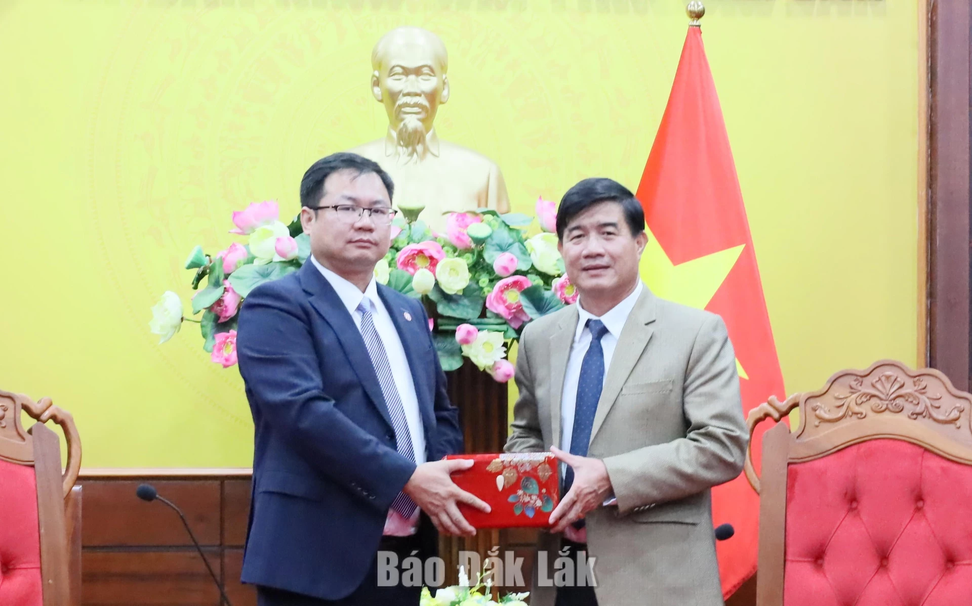 UBND tỉnh Đắk Lắk làm việc với doanh nghiệp Trung Quốc về xúc tiến đầu tư chuỗi cung ứng nông sản 3 Ông Cung Thế Uy tặng quà lưu niệm cho Phó Chủ tịch UBND tỉnh Nguyễn Thiên Văn.