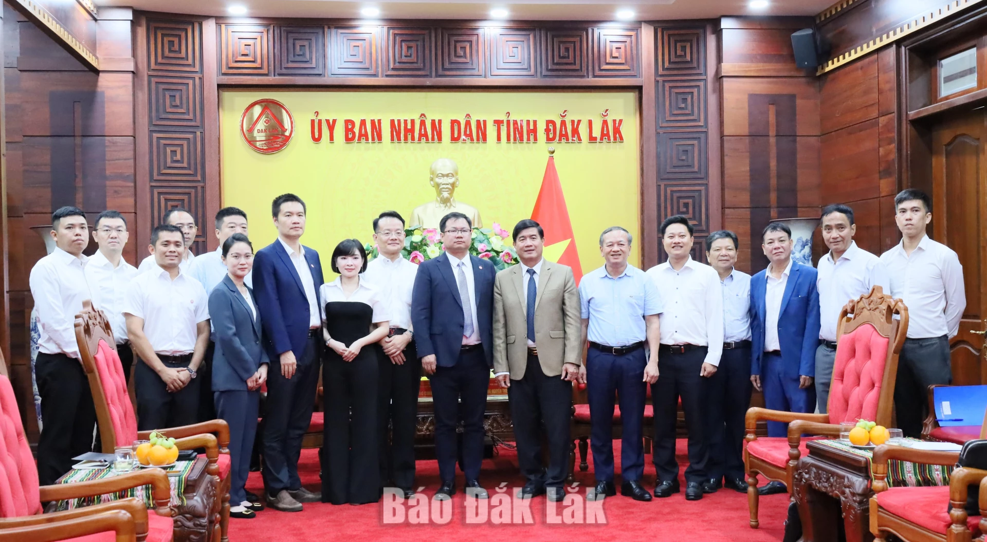 UBND tỉnh Đắk Lắk làm việc với doanh nghiệp Trung Quốc về xúc tiến đầu tư chuỗi cung ứng nông sản 4 Đoàn công tác chụp hình lưu niệm với lãnh đạo tỉnh Đắk Lắk.