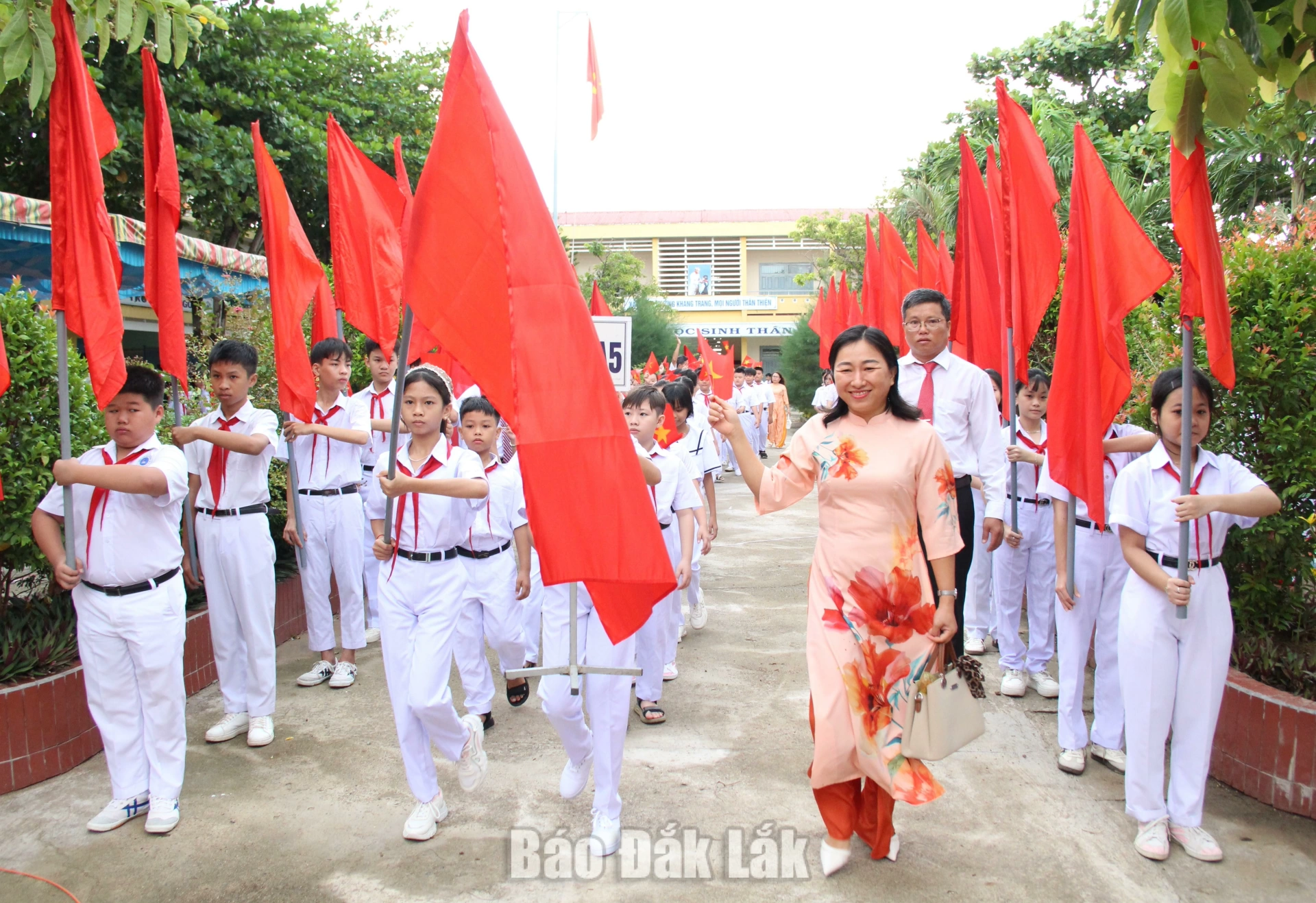 Trường Tiểu học và THCS Võ Văn Kiệt (phường Tuy Hòa) tổ chức lễ đón học sinh khối lớp 6 vào trường tại lễ khai giảng năm học 2026 - 2027.