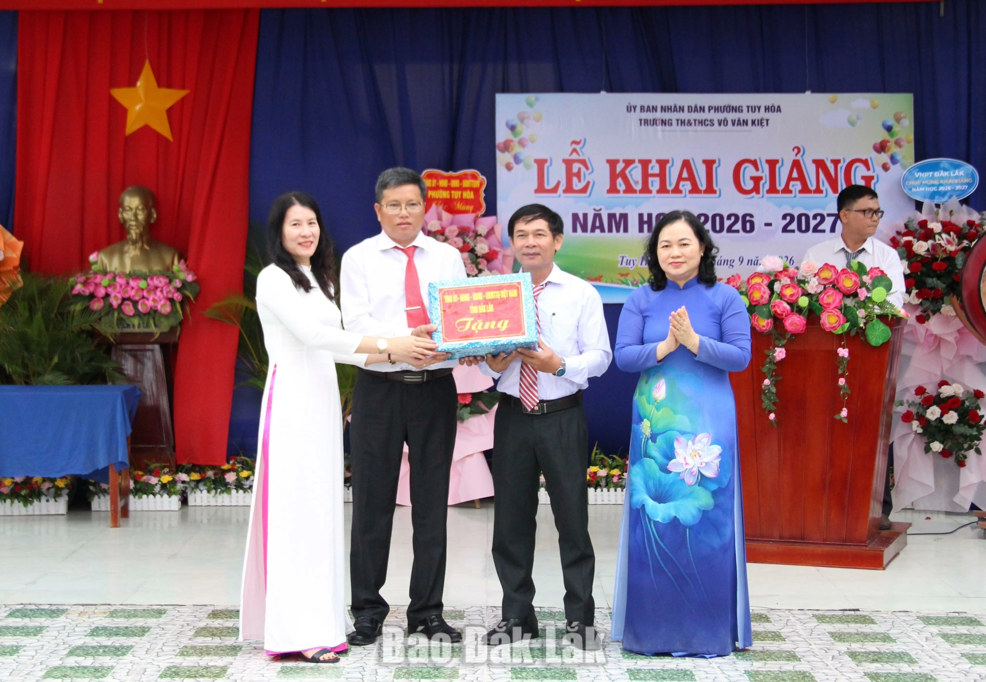 đồng chí Đào Bảo Minh, Ủy viên Ban Thường vụ Tỉnh ủy, Bí thư Đảng ủy phường Tuy Hòa và đại diện Sở Giáo dục và Đào tạo trao quà của UBND tỉnh cho Ban Giám hiệu Trường Tiểu học và THCS Võ Văn Kiệt.