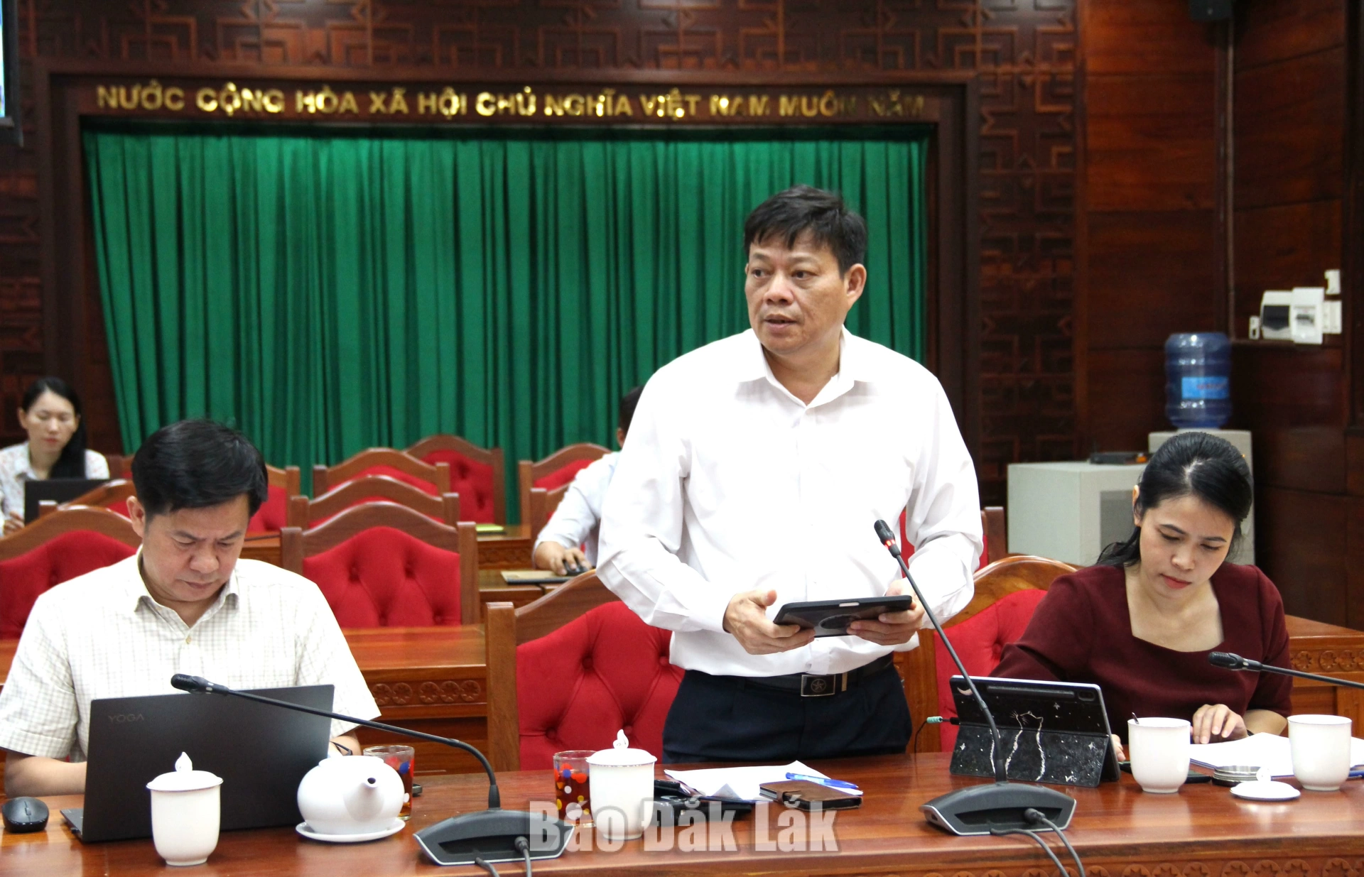 Chuẩn bị phương án dự phòng, bảo đảm thông tin liên lạc mùa mưa lũ 2 Phó Giám đốc báo cáo công tác