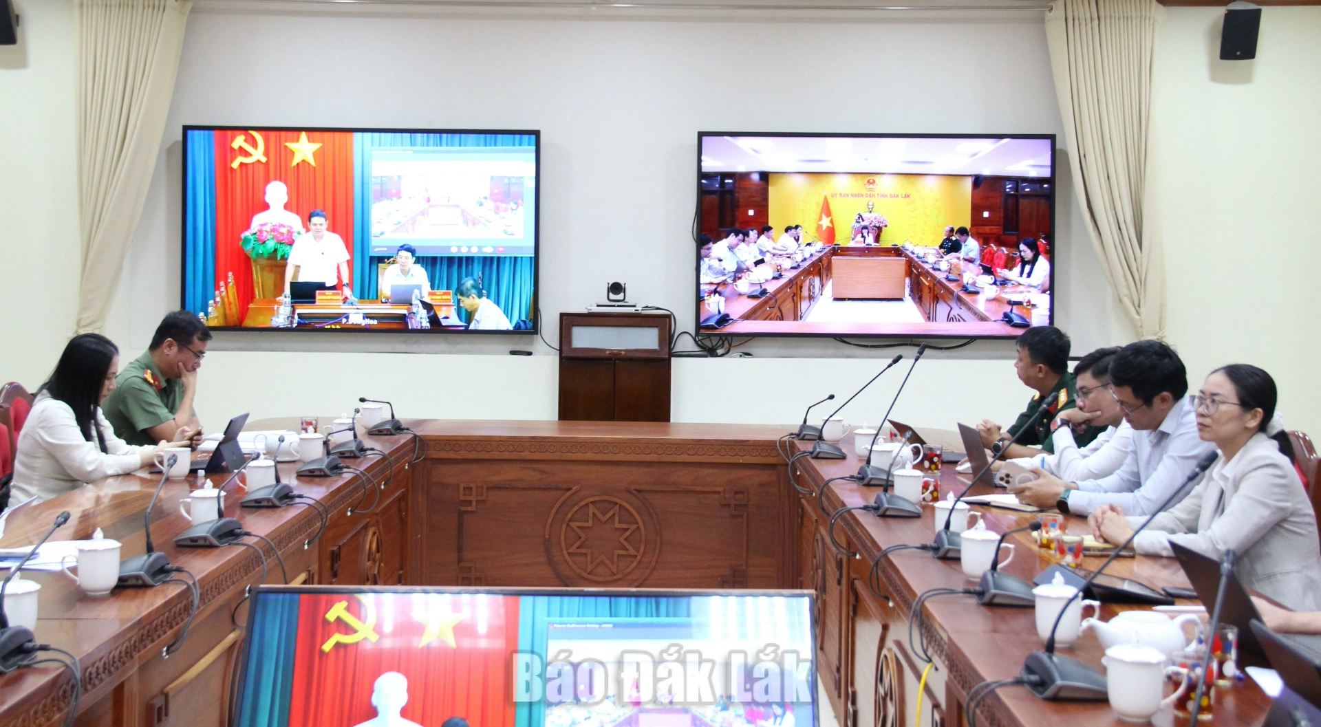 Chuẩn bị phương án dự phòng, bảo đảm thông tin liên lạc mùa mưa lũ 5 Cuộc họp được kết nối trực tuyến đến UBND các xã, phường trên địa bàn.