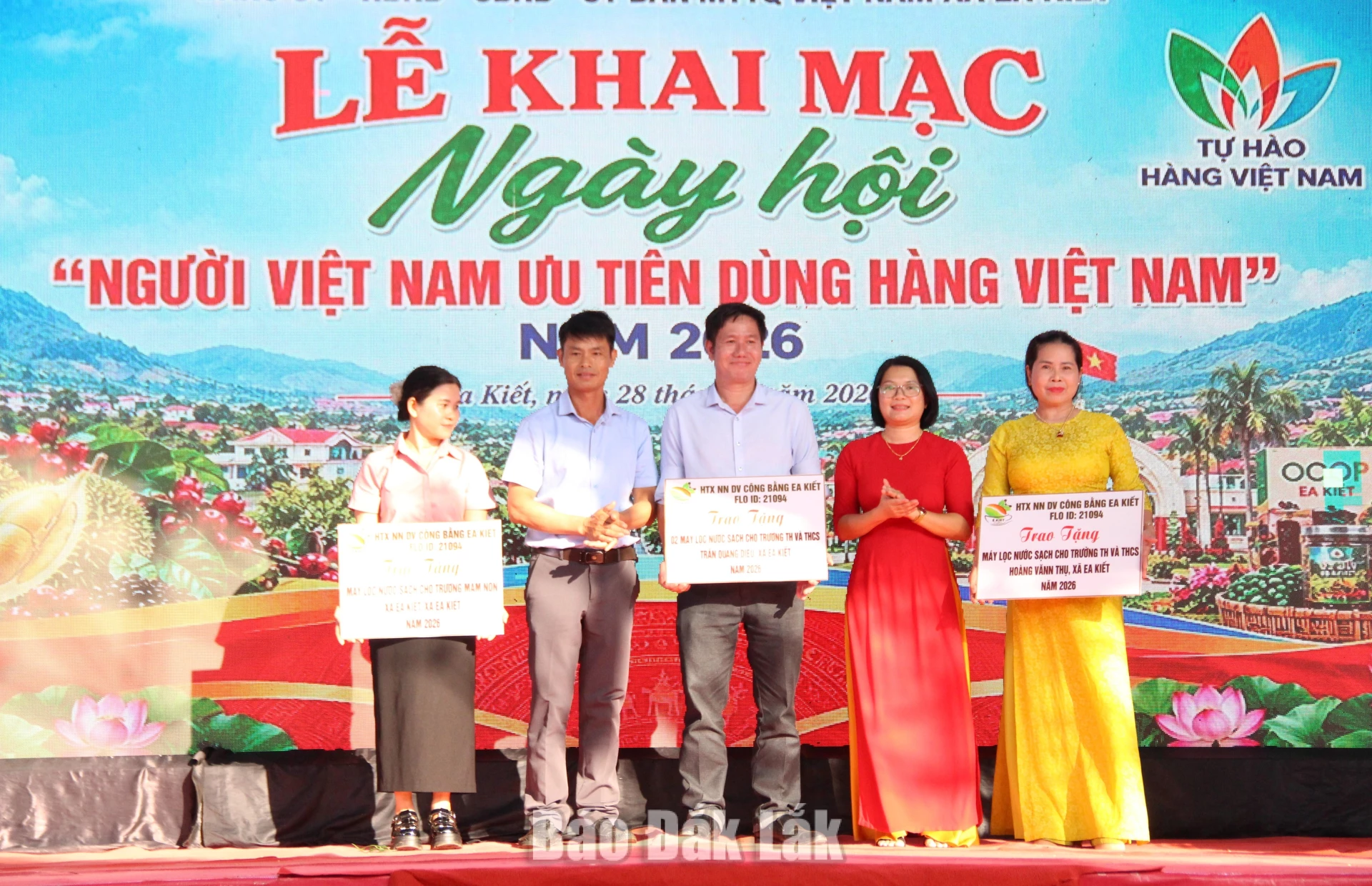 4 máy lọc nước trị giá 40 triệu đồng cũng được trao cho 3 trường học trên địa bàn xã.