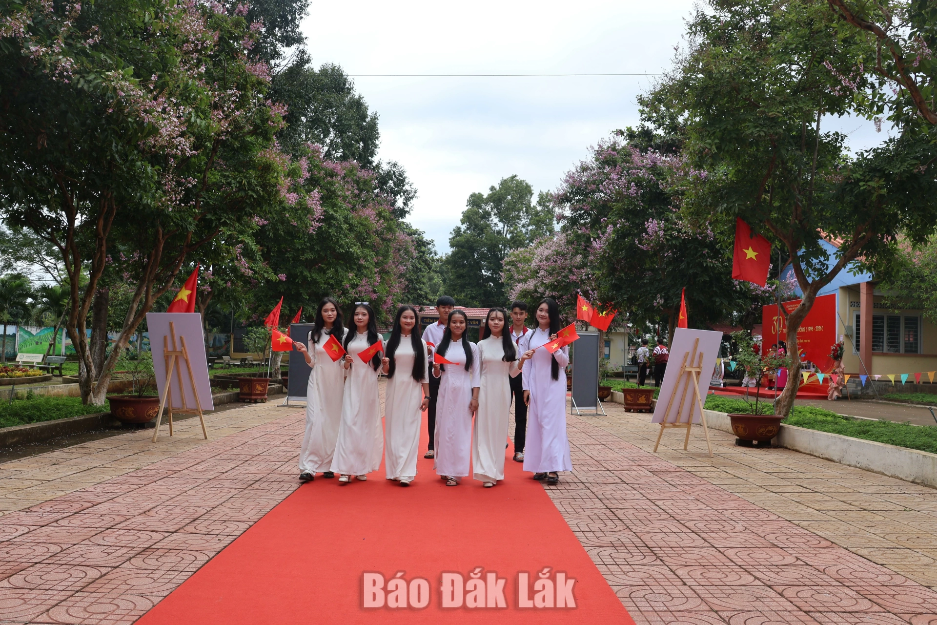 Năm học 2026 - 2027: Đổi mới để phát triển bền vững 1 Học sinh Trường THPT Cao Bá Quát (phường Tân An) chuẩn bị cho lễ khai giảng năm học mới 2026 - 2027.