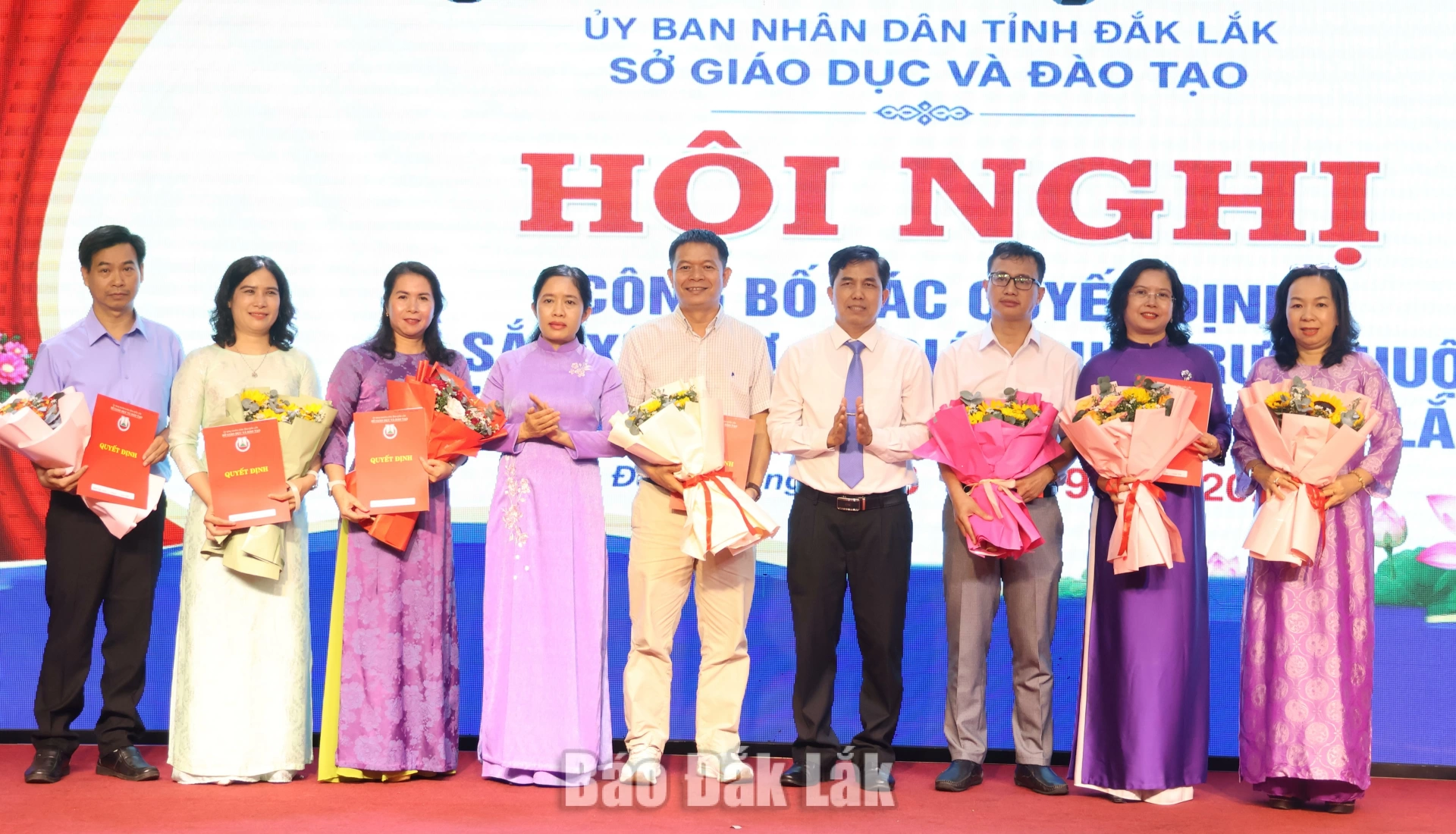 Lãnh đạo Sở GD&ĐT trao quyết định cho các phó hiệu trưởng trường học sau sắp xếp.