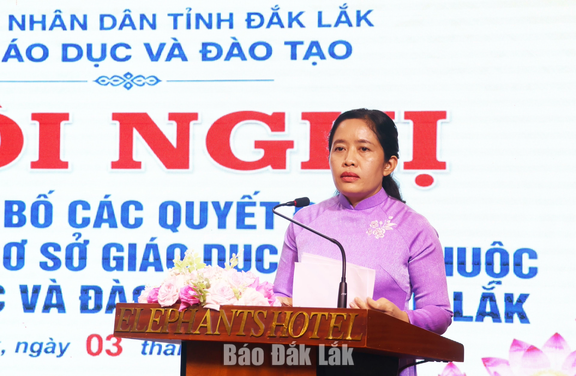 Giám đốc Sở GD&ĐT Lê Thị Thanh Xuân phát biểu tại hội nghị. 