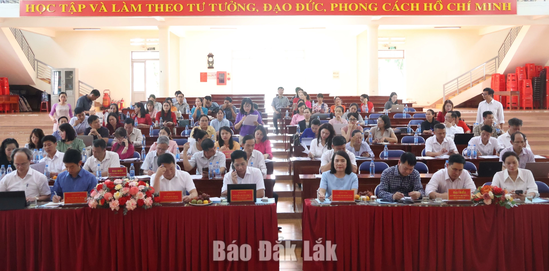Các đại biểu tham dự buổi kiểm tra.