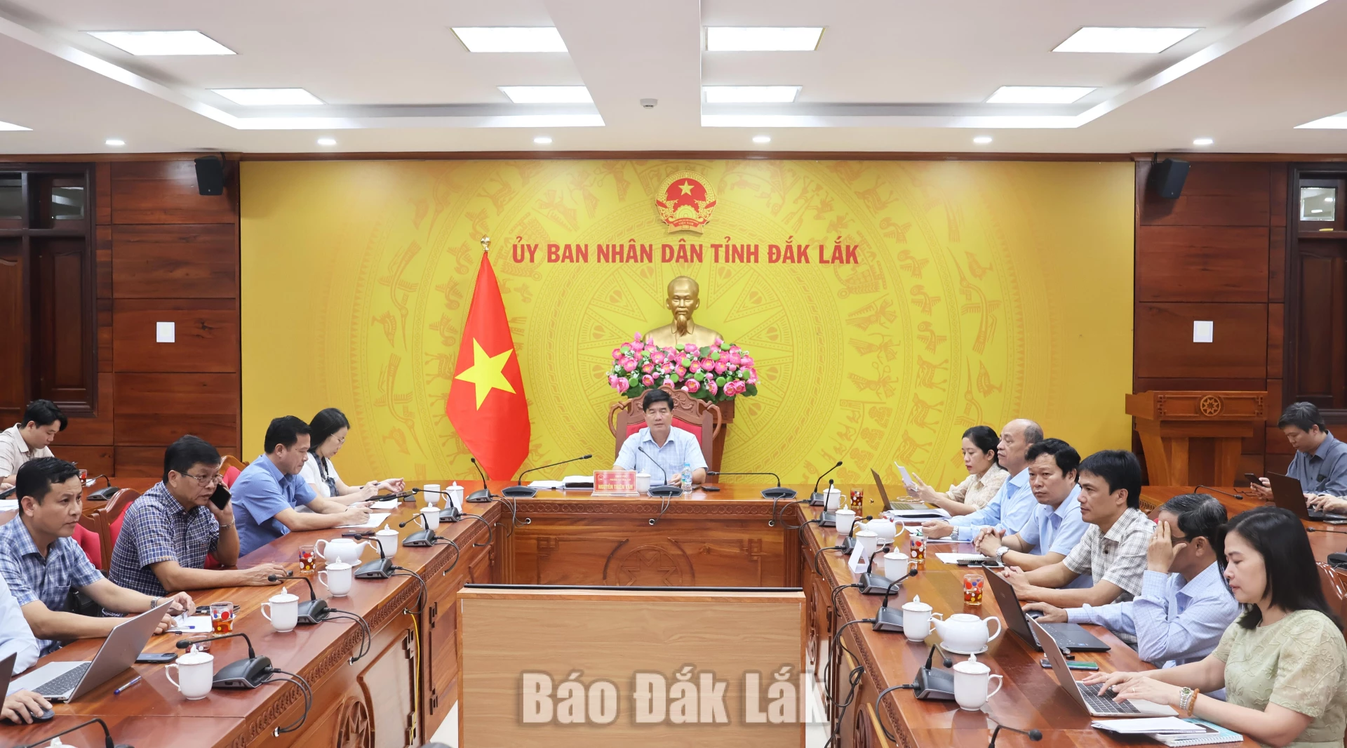 Bàn giải pháp hoàn thiện dữ liệu ngành Giáo dục và đào tạo 2 các đại biểu tham dự hội nghị.