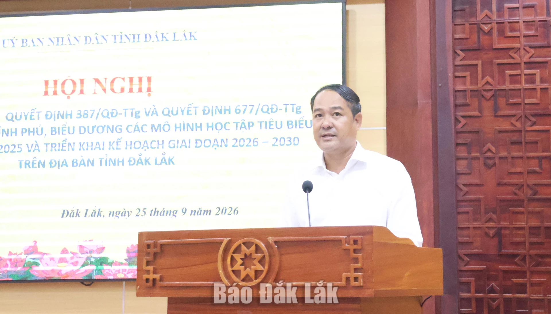 Đắk Lắk tiếp tục nâng cao chất lượng các mô hình học tập gắn liền với chuyển đổi số 1 Phó Chủ tịch UBND tỉnh Y Nhuân Byă phát biểu tại hội nghị.