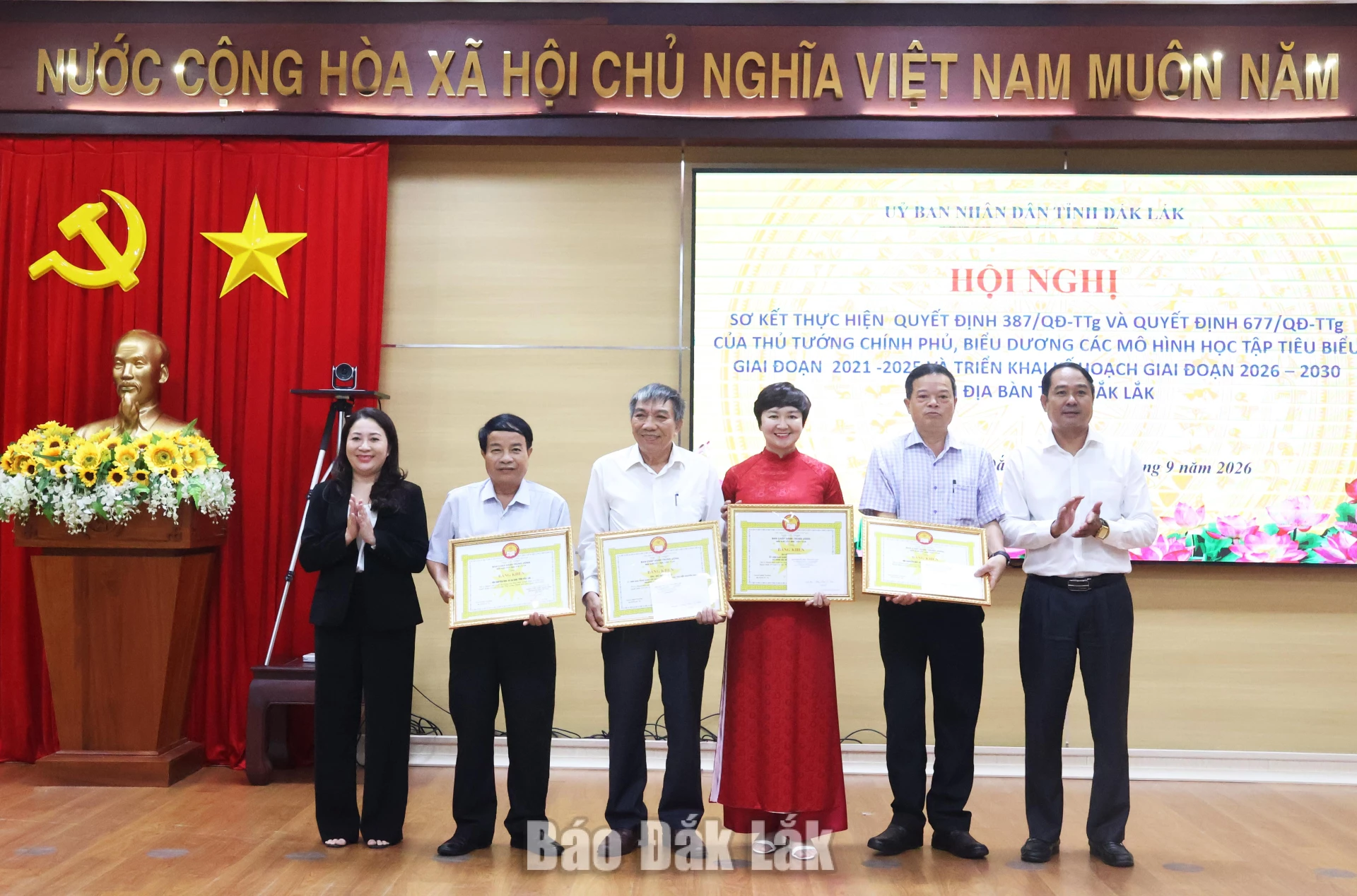 Đắk Lắk tiếp tục nâng cao chất lượng các mô hình học tập gắn liền với chuyển đổi số 2 Phó Chủ tịch HĐND tỉnh Phúc Bình Niê Kđăm
