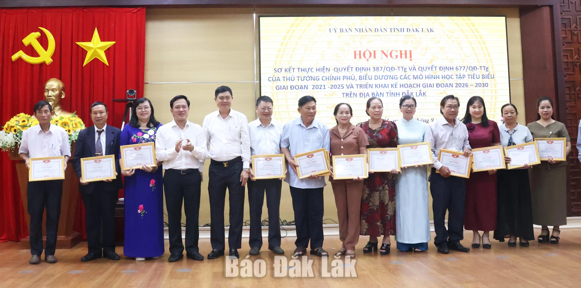 Đắk Lắk tiếp tục nâng cao chất lượng các mô hình học tập gắn liền với chuyển đổi số 4 Giấy khen