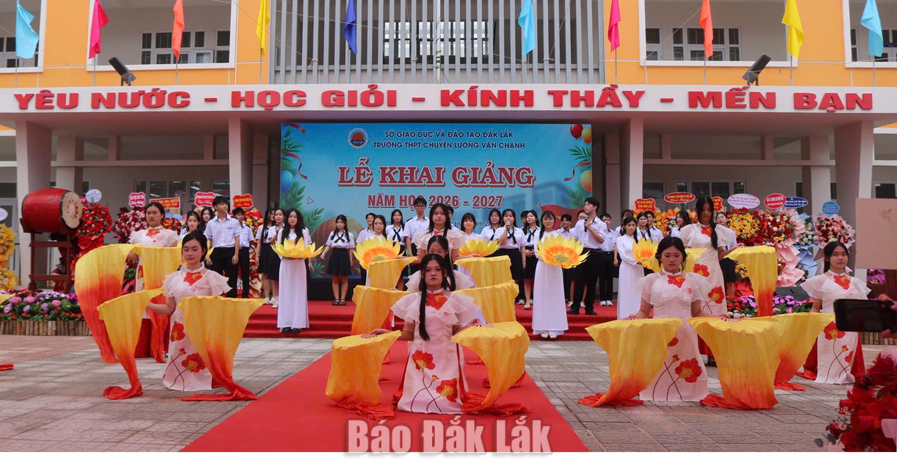 Tiết mục văn nghệ của các em học sinh Trường THPT chuyên Lương Văn Chánh (phường Phú Yên) mừng ngày khai gảing, mừng ngôi trường mới khang trang. Ảnh: Thùy Thảo