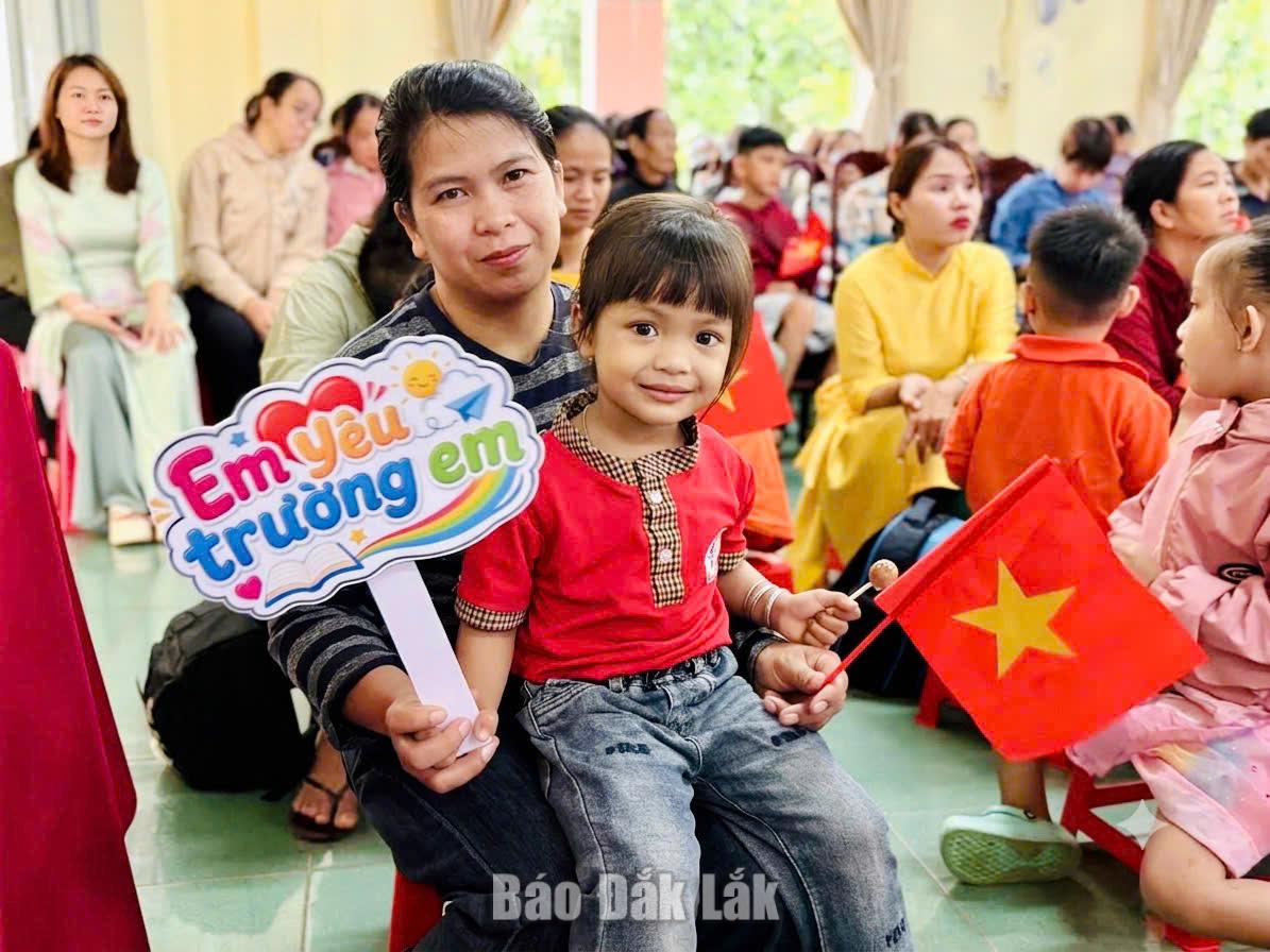 Niềm vui đến trường của các em học sinh khuyết tật cùng mẹ 