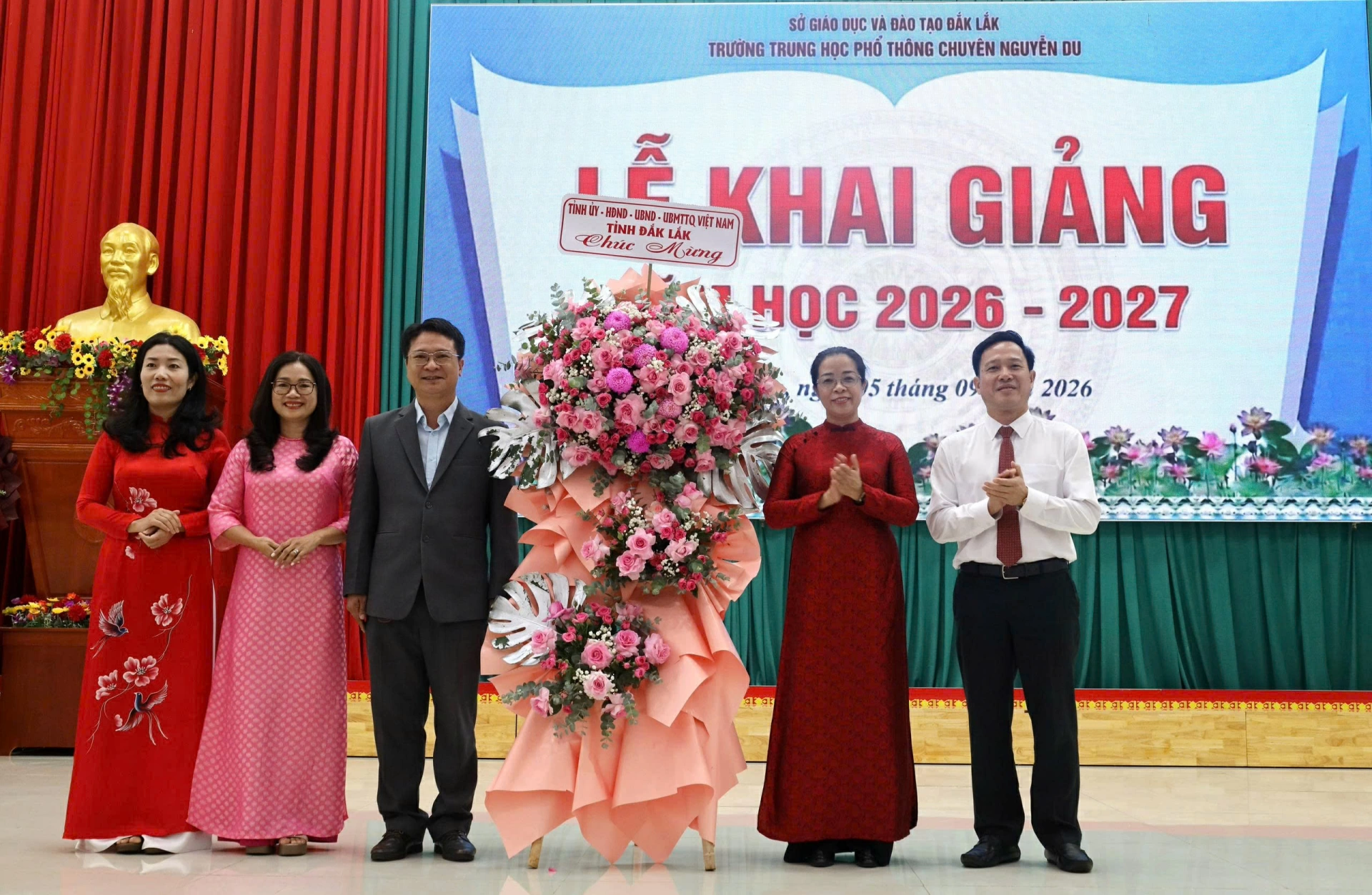 Phó Bí thư Tỉnh ủy Huỳnh Thị Chiến Hòa và Phó Giám đốc Sở Giáo dục và Đào tạo Lưu Tiến Quang trao lẵng hoa của Tỉnh ủy - HĐND - UBND - Ủy ban MTTQ Việt Nam tỉnh tặng thầy và trò Trường THPT Chuyên Nguyễn Du tại Lễ khai giảng năm học 2026 - 2027. Ảnh: Nguyễn Xuân