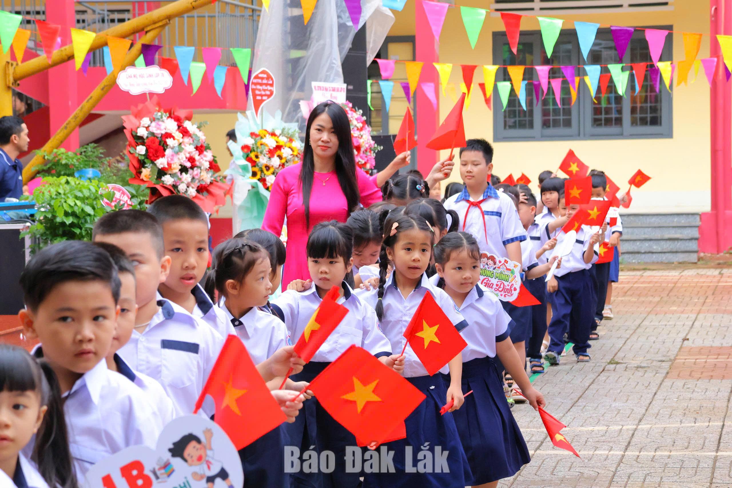 Niềm vui, bỡ ngỡ ngày đầu năm học mới của các em học sinh lớp một Trường Tiểu học và THCS Phan Chu Trinh. Ảnh: Quỳnh Anh