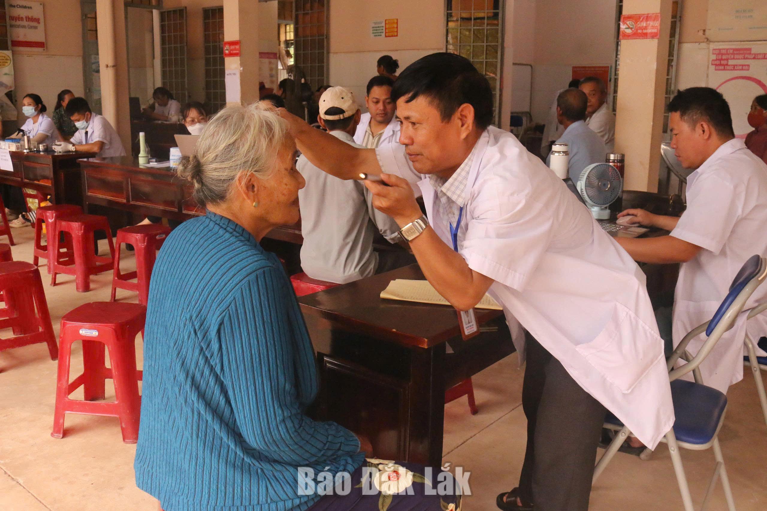 Nhân viên Trung tâm Y tế Ea Súp khám sức khỏe cho người dân.
