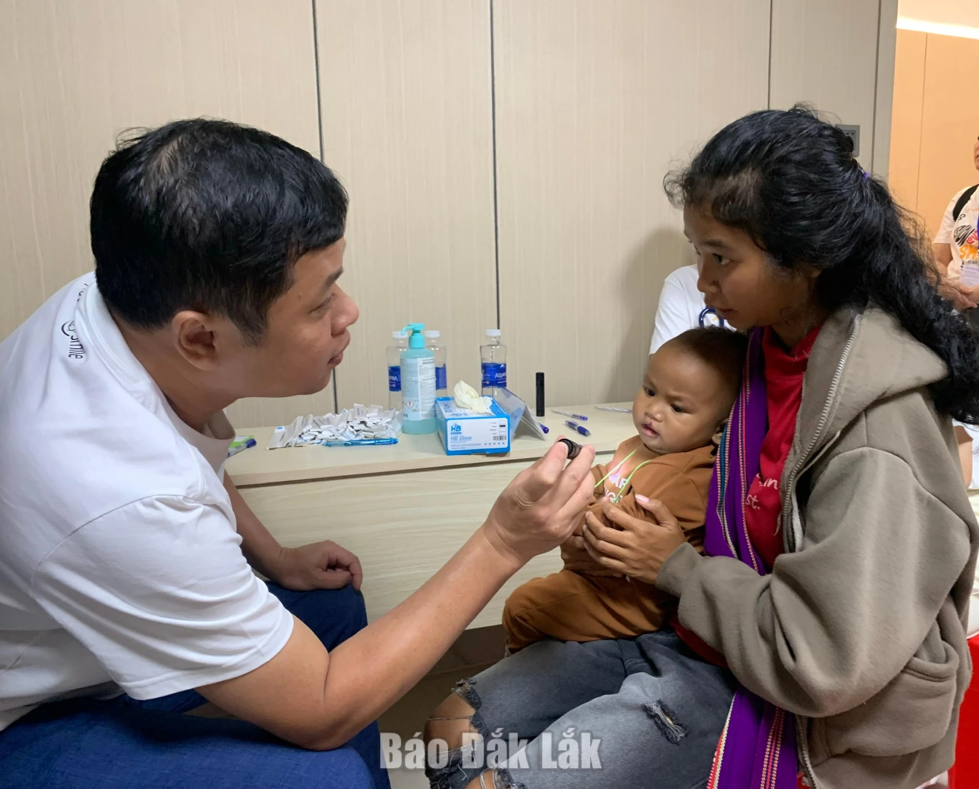 Gần 200 trẻ em được khám sàng lọc và phẫu thuật nụ cười miễn phí 1 Trẻ em bị sứt môi, hở hàm ếch được các bác sĩ khám sàng lọc trong chương trình.