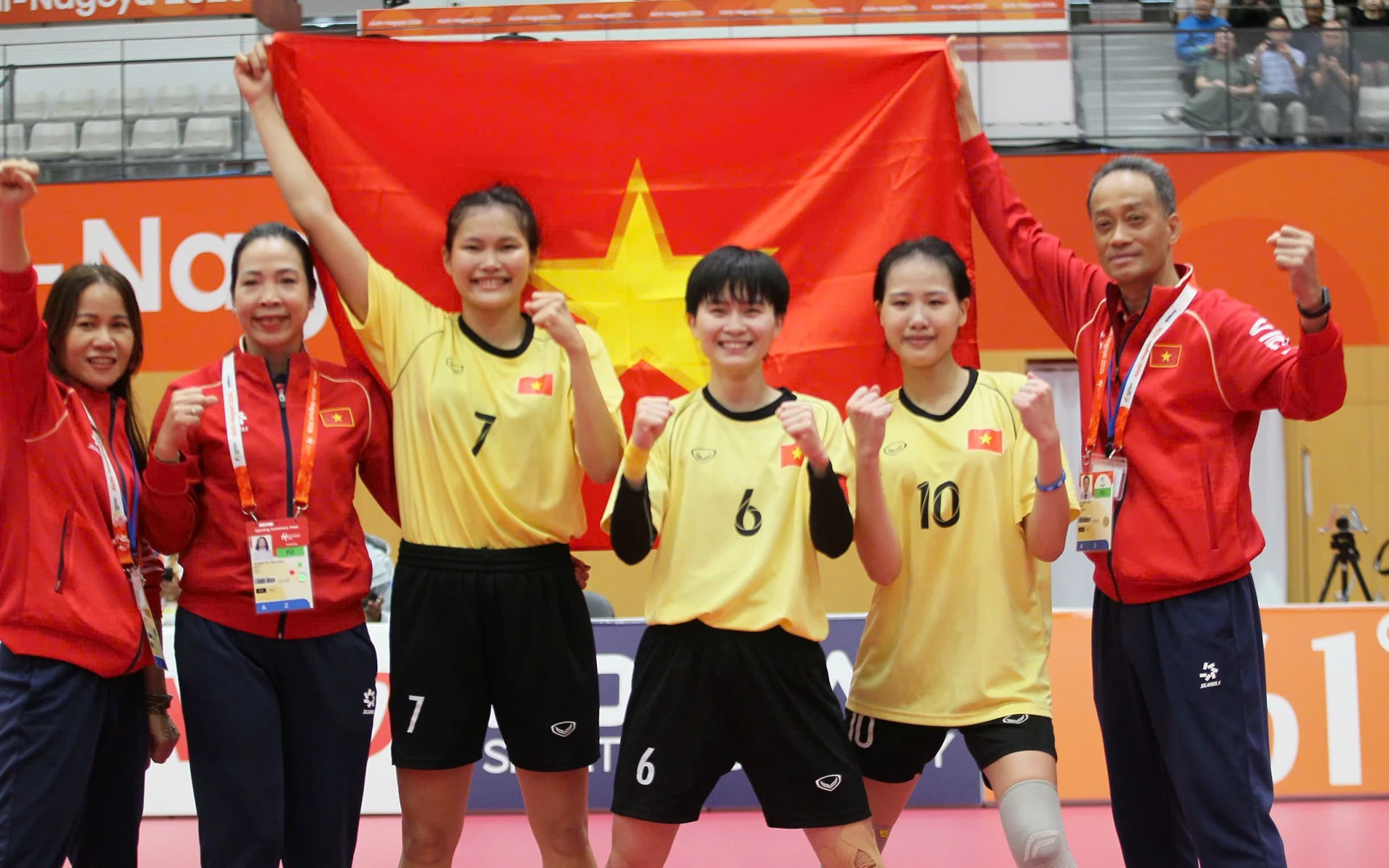 Khánh Ly (số 10) và Thu Trang (số 6) mang về tấm huy chương Vàng thứ 2 cho Đoàn Thể thao Việt Nam tại ASIAD. Ảnh: Bùi Lượng