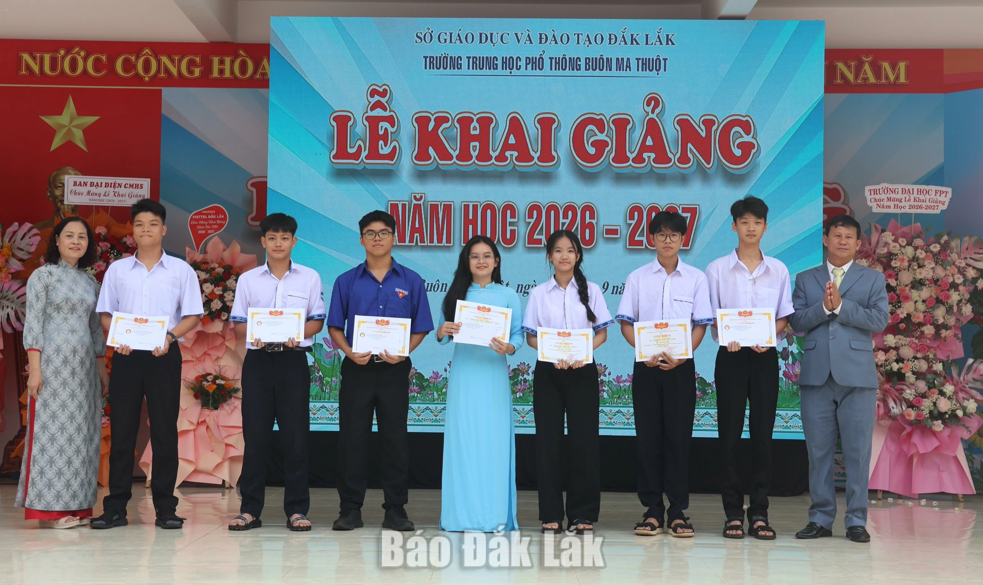 Lãnh đạo Trường THPT Buôn Ma Thuột khen thưởng học sinh có thành tích xuất sắc trong học tập và rèn luyện.