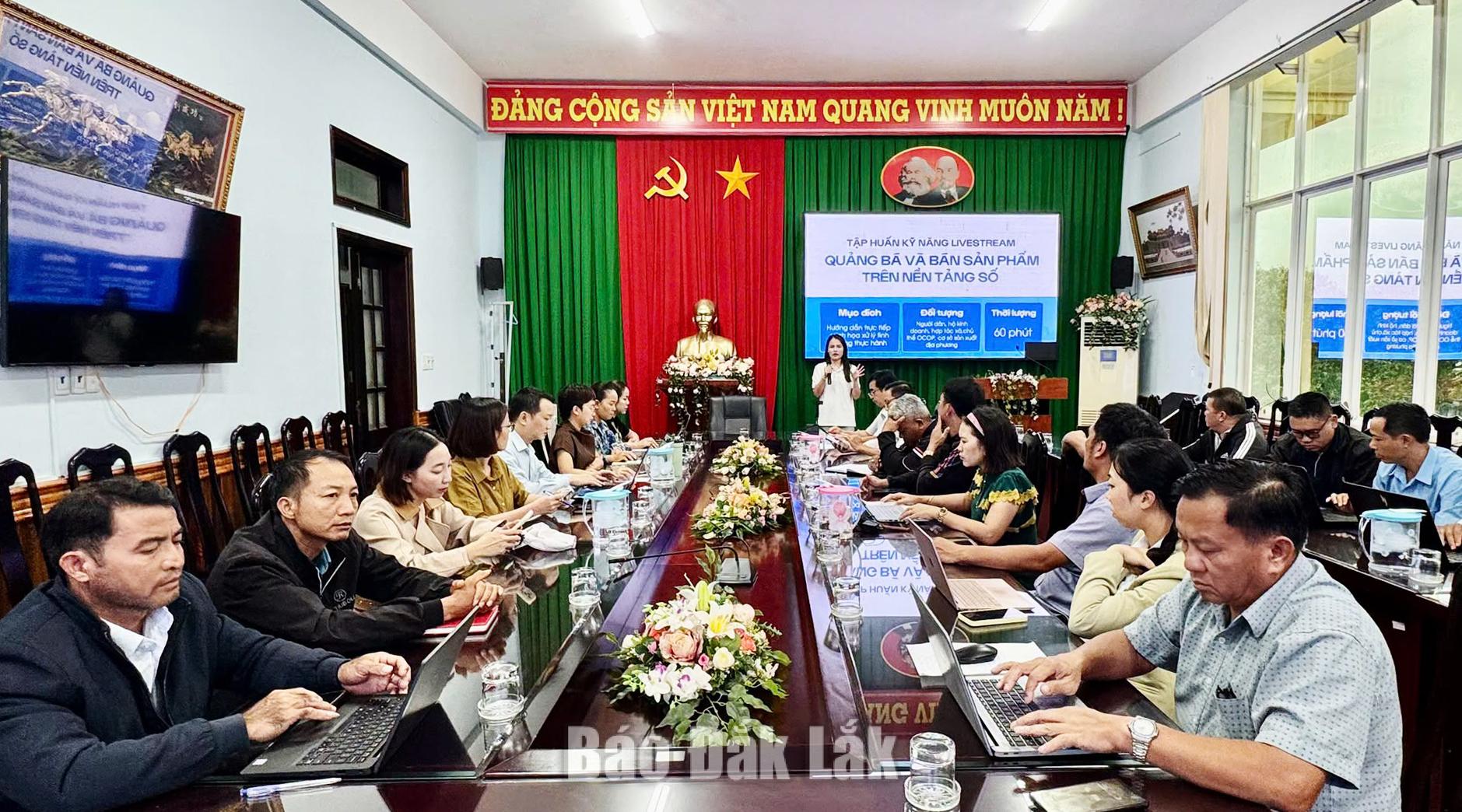 tập huấn “Kỹ năng livestream” nhằm trang bị kiến thức, kỹ năng bán hàng trực tuyến cho doanh nghiệp, hợp tác xã (HTX) và hộ kinh doanh