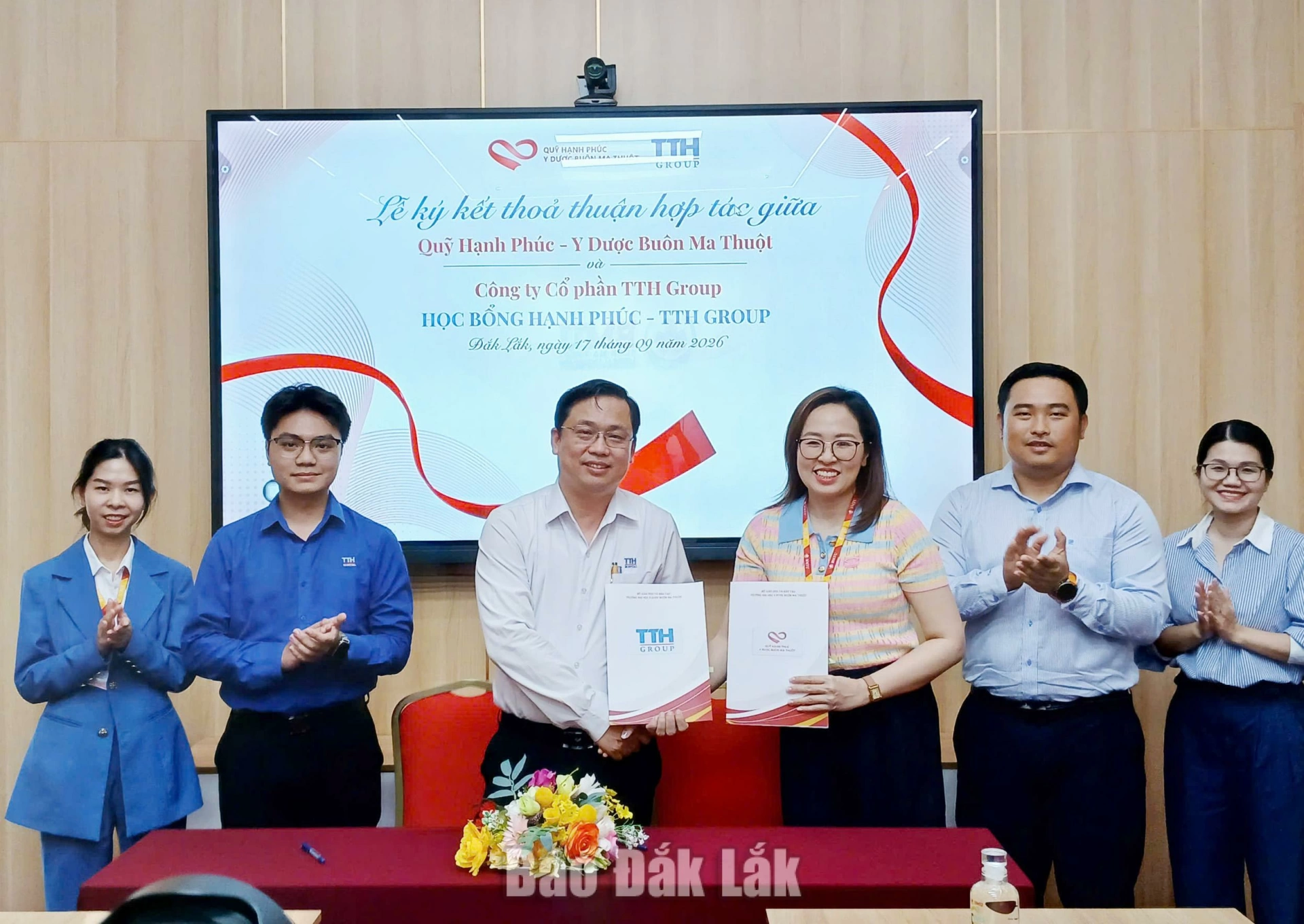 Kết nối đào tạo và việc làm ngành y 3 Lãnh đạo hai đơn vị ký Thỏa thuận hợp tác, hướng đến hỗ trợ sinh viên khối ngành sức khỏe trong học tập, thực hành và phát triển nghề nghiệp.