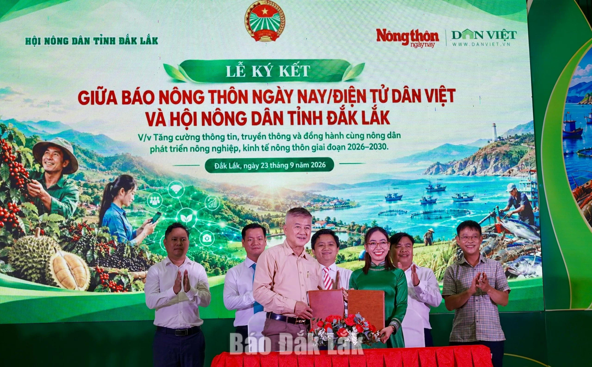 Khai mạc chuỗi hoạt động kết nối, quảng bá và tiêu thụ nông sản 2 Báo Nông thôn Ngày Nay, Báo điện tử Dân Việt và Hội Nông dân tỉnh Đắk Lắk ký kết Chương trình phối hợp đồng hành cùng nông dân trong chuyển đổi số và mở rộng thị trường tiêu thụ nông sản