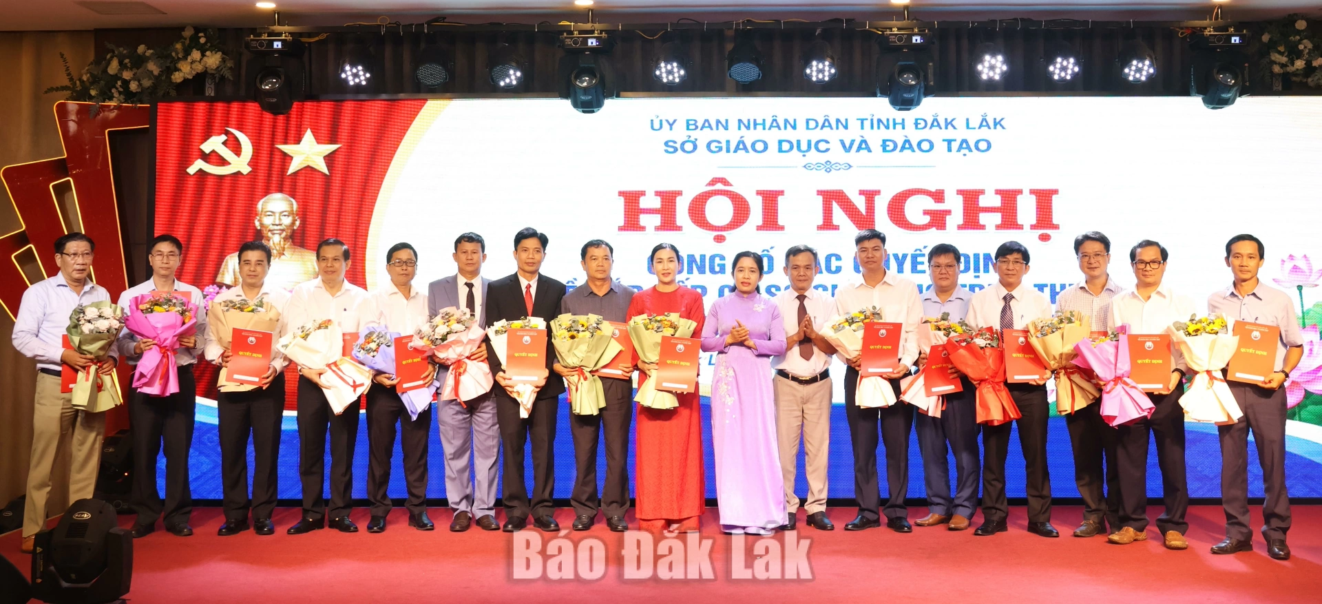Giám đốc Sở GD&ĐT Lê Thị Thanh Xuân trao quyết định thành lập các trường học mới sau sắp xếp 