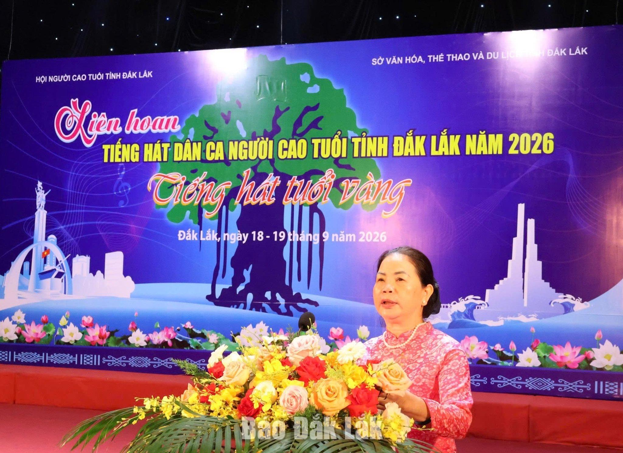 Khai mạc Liên hoan tiếng hát dân ca người cao tuổi tỉnh Đắk Lắk 1 Chủ tịch Hội Người cao tuổi tỉnh Triệu Thị Ngoan phát biểu khai mạc liên hoan.