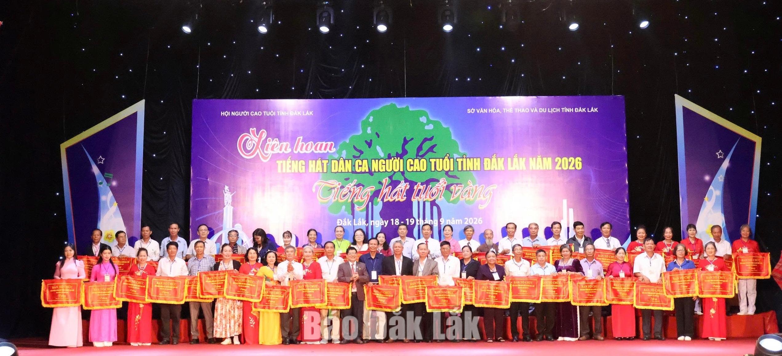 Khai mạc Liên hoan tiếng hát dân ca người cao tuổi tỉnh Đắk Lắk 2 Ban tổ chức tặng cờ lưu niệm cho các đơn vị tham gia.