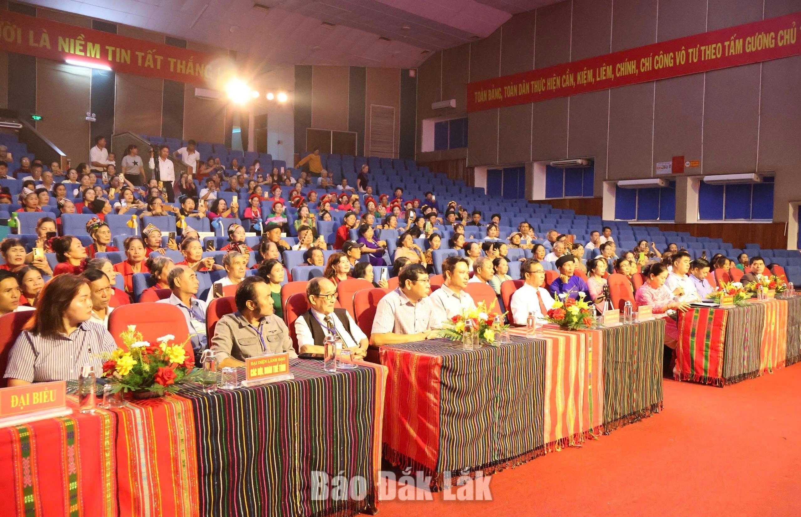 Khai mạc Liên hoan tiếng hát dân ca người cao tuổi tỉnh Đắk Lắk 4 Các đại biểu tham dự liên hoan tiếng hát người cao tuổi tỉnh.