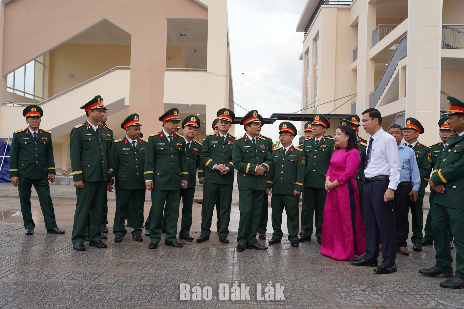 Khánh thành, khai giảng năm học mới tại Trường Phổ thông nội trú Tiểu học và THCS Ea Rốk 1 Các đồng chí đại biểu tham quan ngôi trường mới xây dựng.