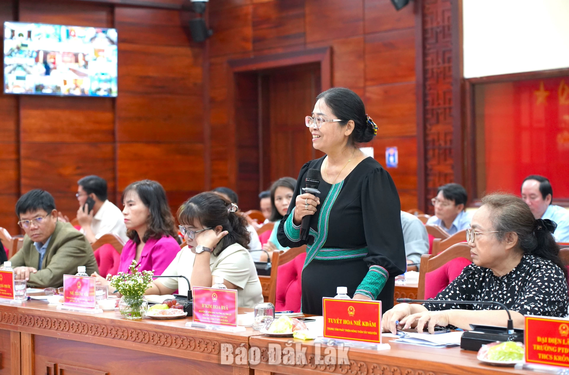 Chuyển từ bảo tồn thụ động sang khai thác chủ động trong phát triển du lịch cộng đồng 2 Bà HKim Hoa Byă, nguyên Ủy viên Ban Thường vụ Tỉnh ủy, Trưởng Ban Dân vận Tỉnh ủy, Giám đốc Cty MTV Byă Hoa phát biểu thảo luận.