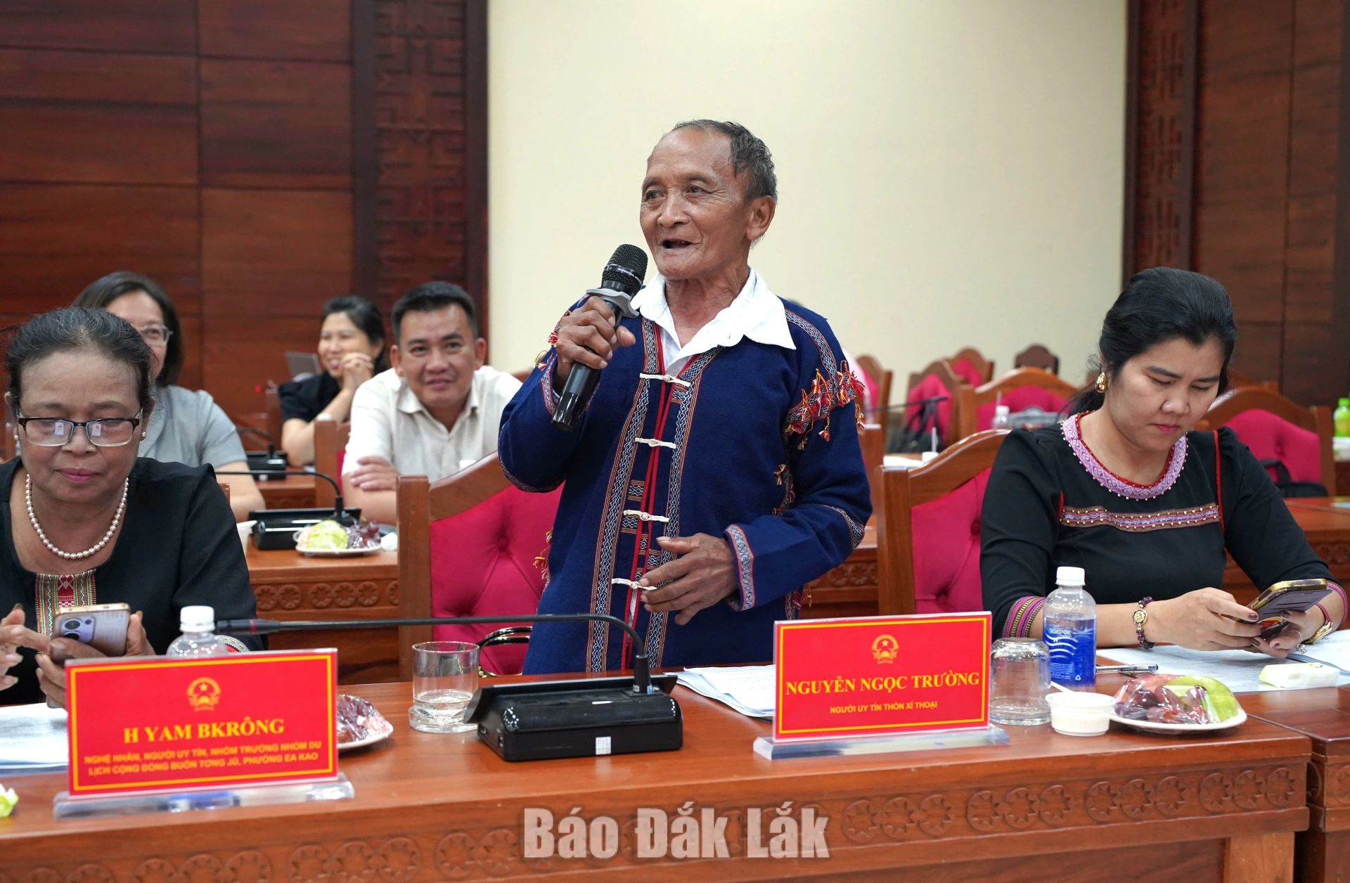 Chuyển từ bảo tồn thụ động sang khai thác chủ động trong phát triển du lịch cộng đồng 3 - Ông Nguyễn Ngọc Trường, người uy tín Thôn Xí Thoại (xã Xuân Lãnh) đóng góp ý kiến thảo luận.
