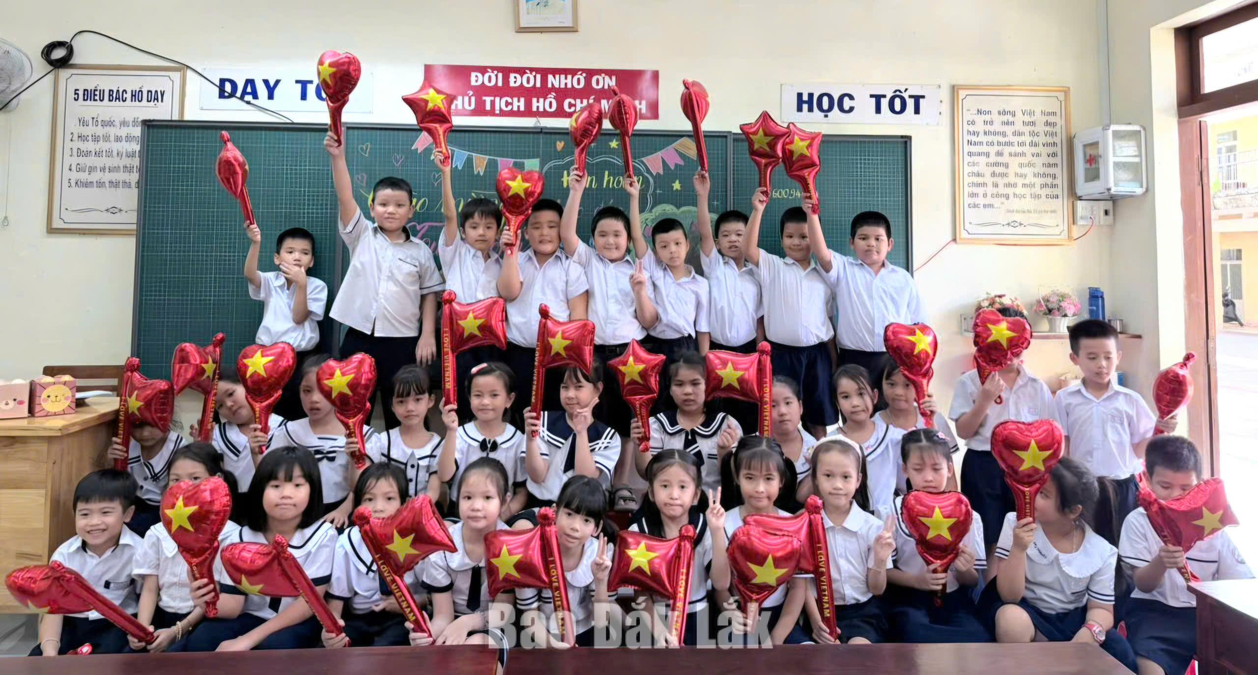 Học sinh Trường Tiểu học Âu Cơ (phường Tuy Hòa) bước vào năm học mới.