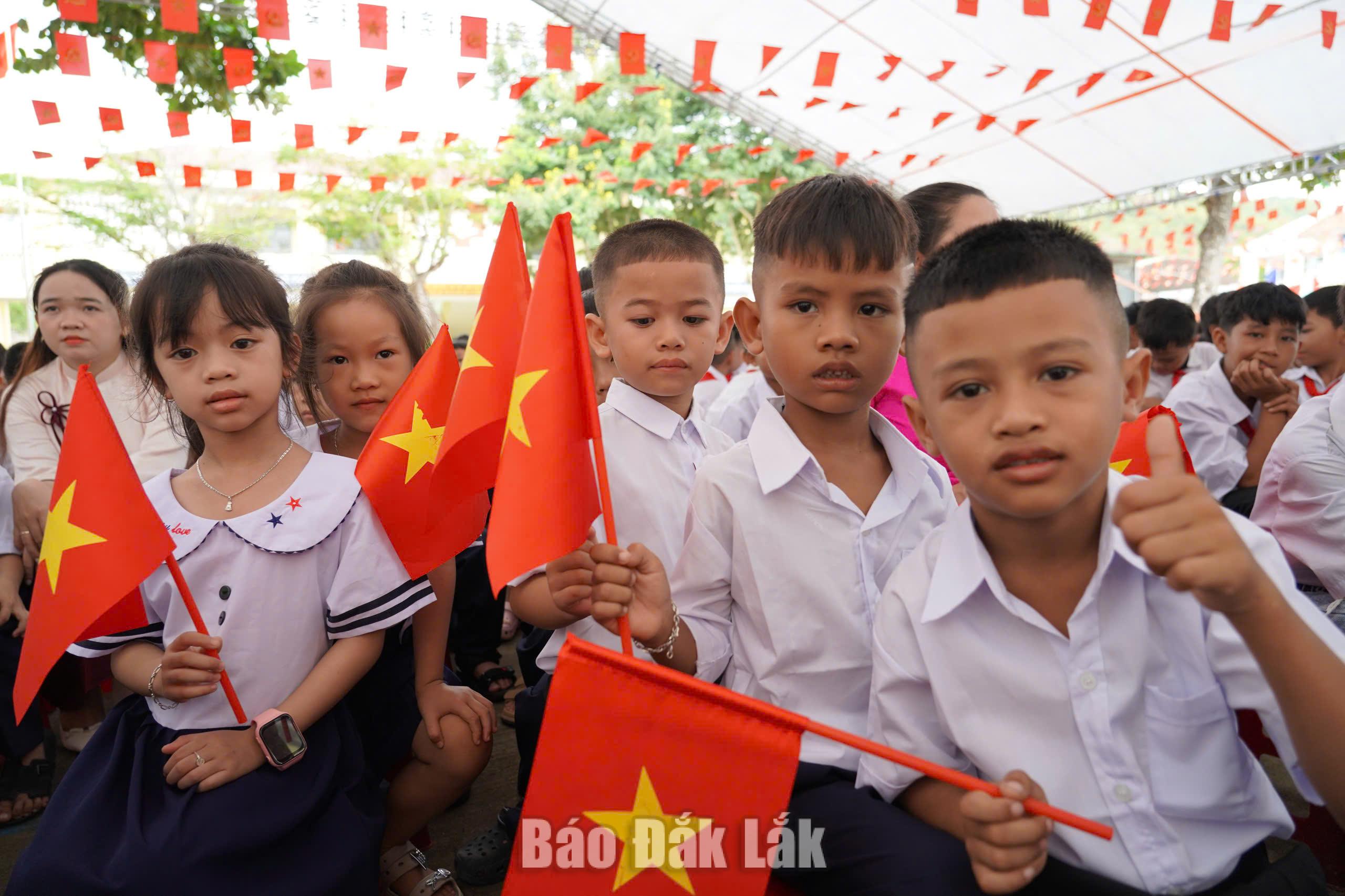 Các em học sinh lớp 1 Trường Tiểu học & THCS Xuân Quang (xã Phú Mỡ) hào hứng bước vào năm học mới.